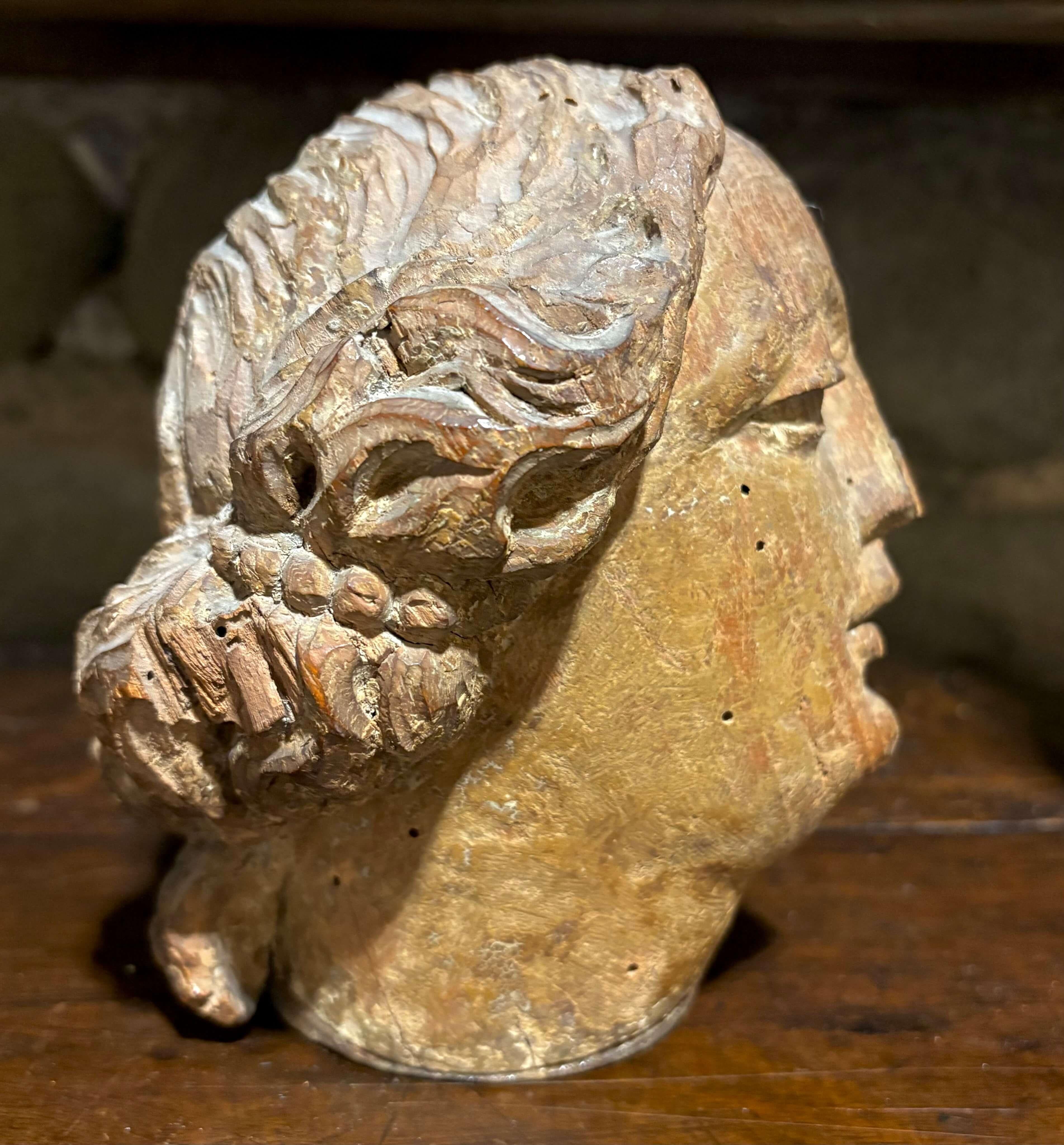 Unknown Figurative Sculpture – Frauenkopf Eichenholzskulptur Frankreich zweite Hälfte 16