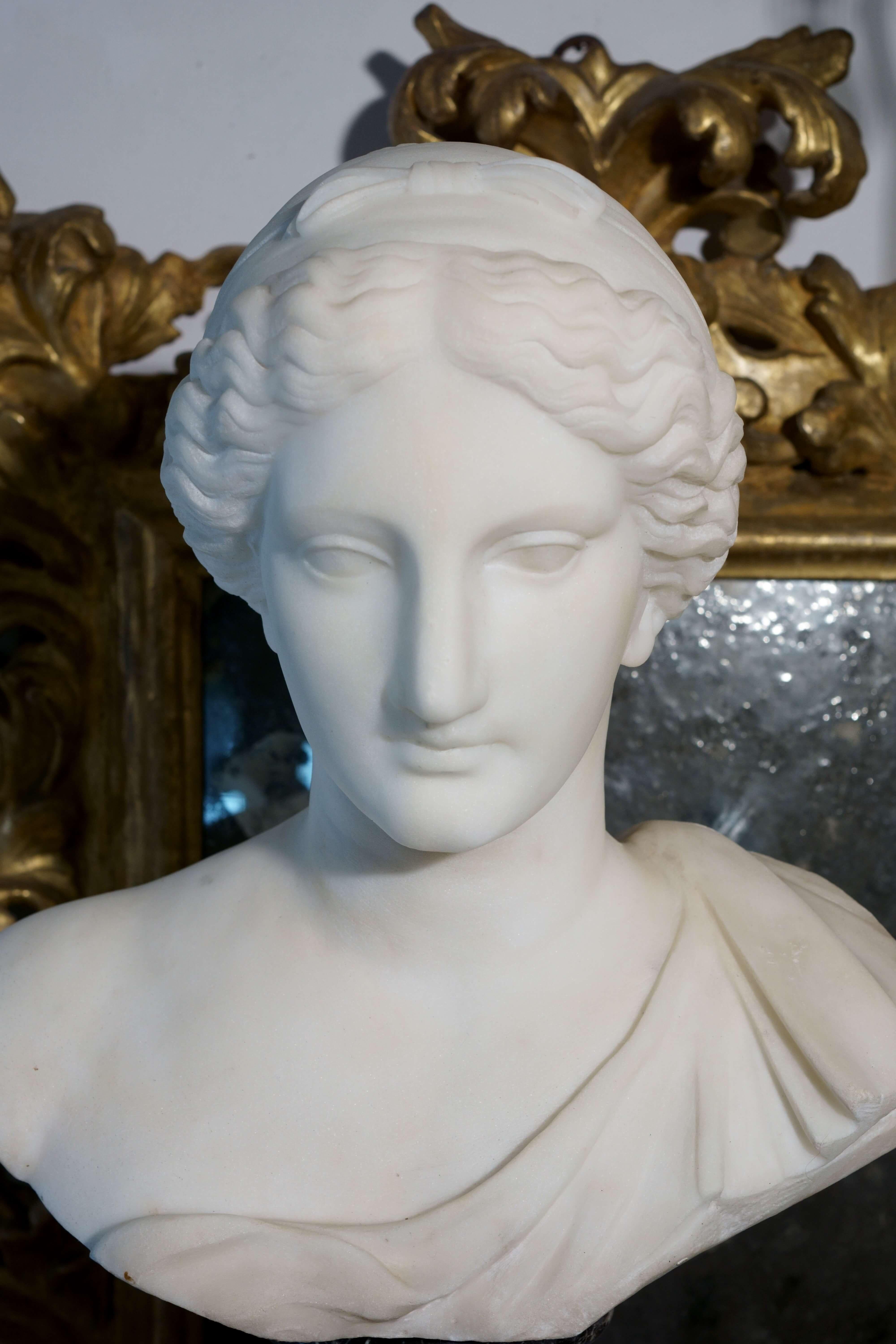 Testa Neoclassica in Marmo dell' Afrodite di Cnidia circa 1830 Busto Scultura - Sculpture de Unknown
