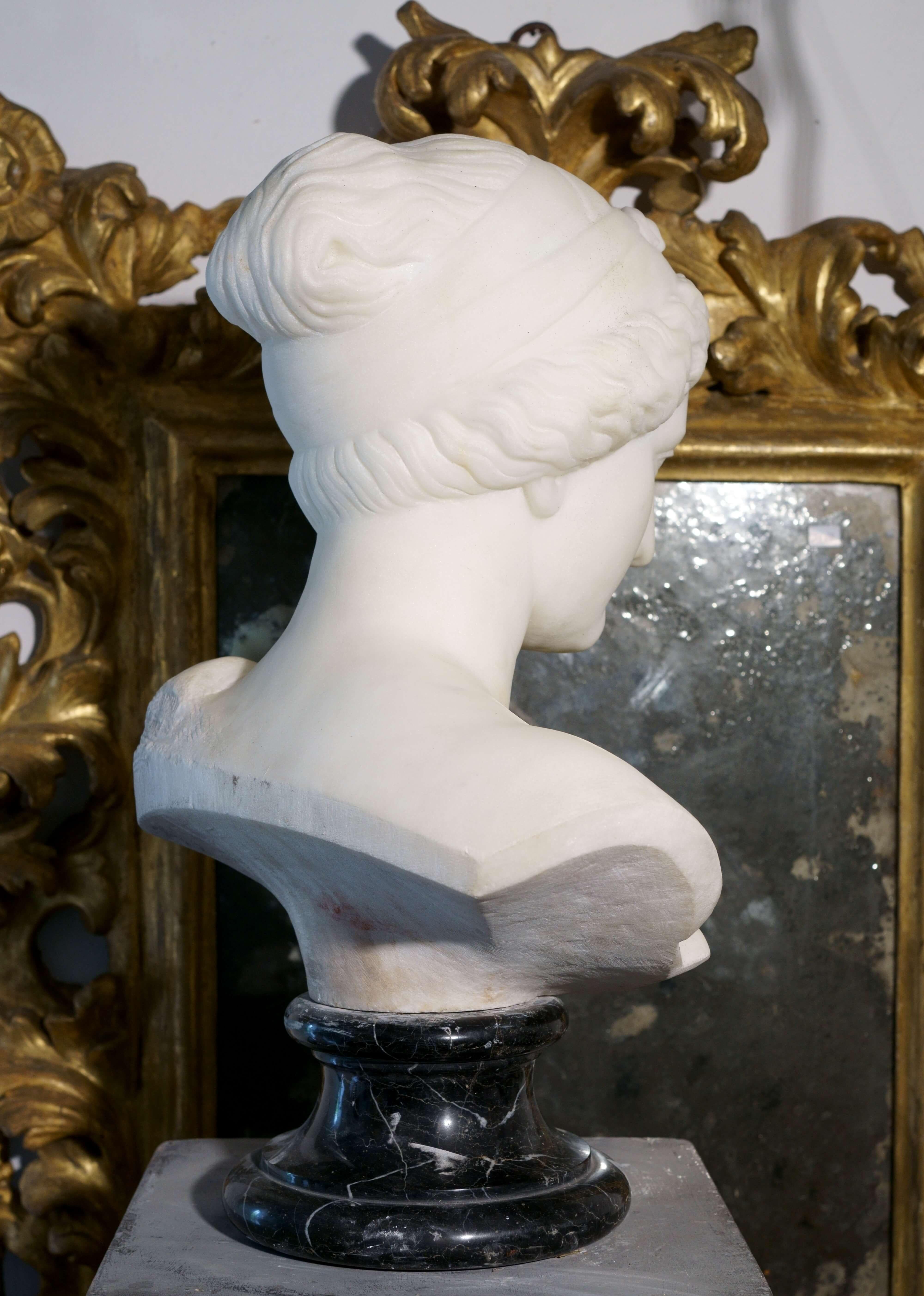 Testa Neoclassica in Marmo dell' Afrodite di Cnidia circa 1830 Busto Scultura - Figurative Sculpture Black de Unknown