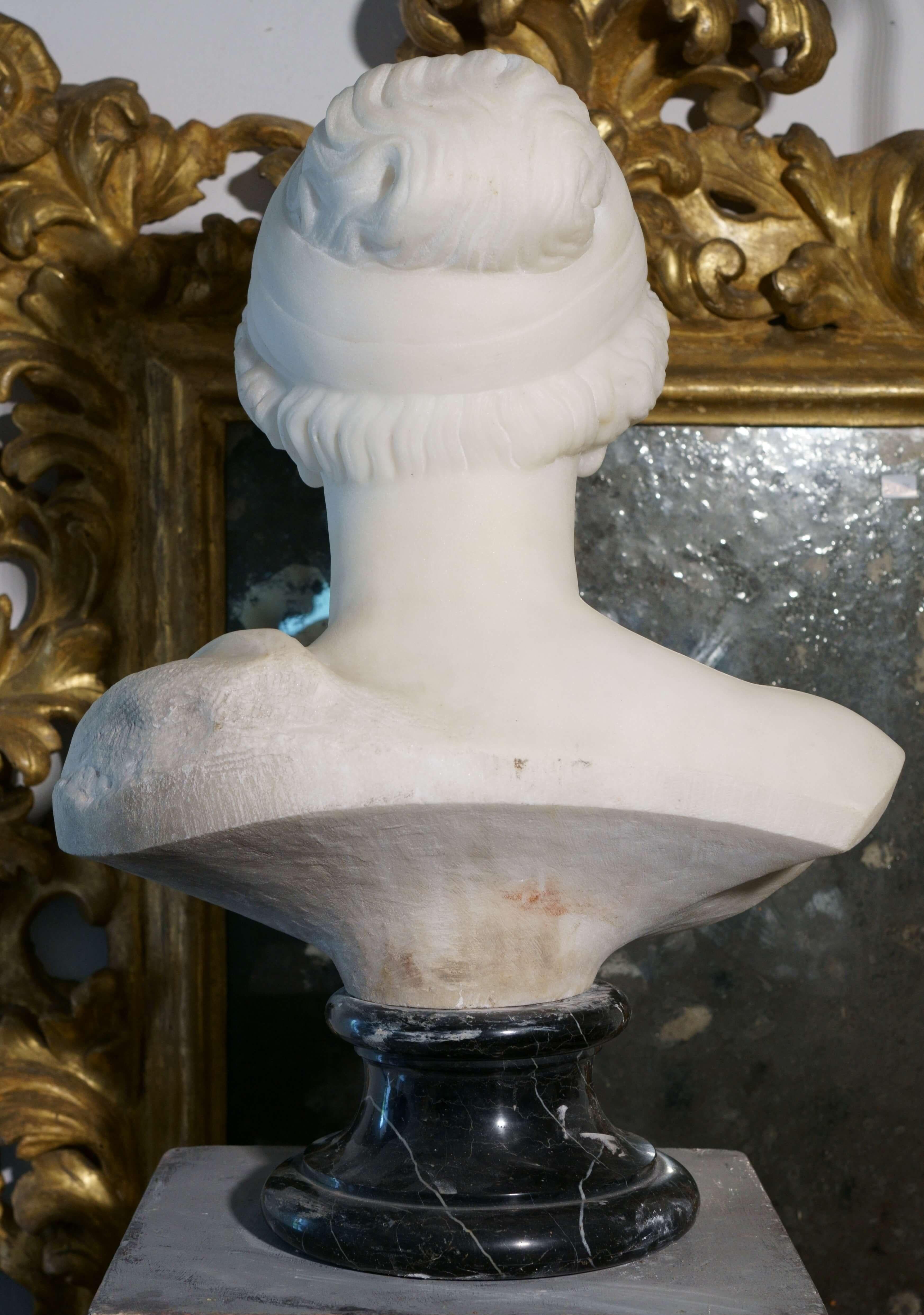 Magnífica escultura neoclásica en mármol blanco de Carrara, rafigurante la testa a medio busto de Afrodita de Cnidia. Italia, principios del siglo XIX hasta 1830.
Existen numerosos ejemplares de esta obra, muchos de los cuales se conservan en el