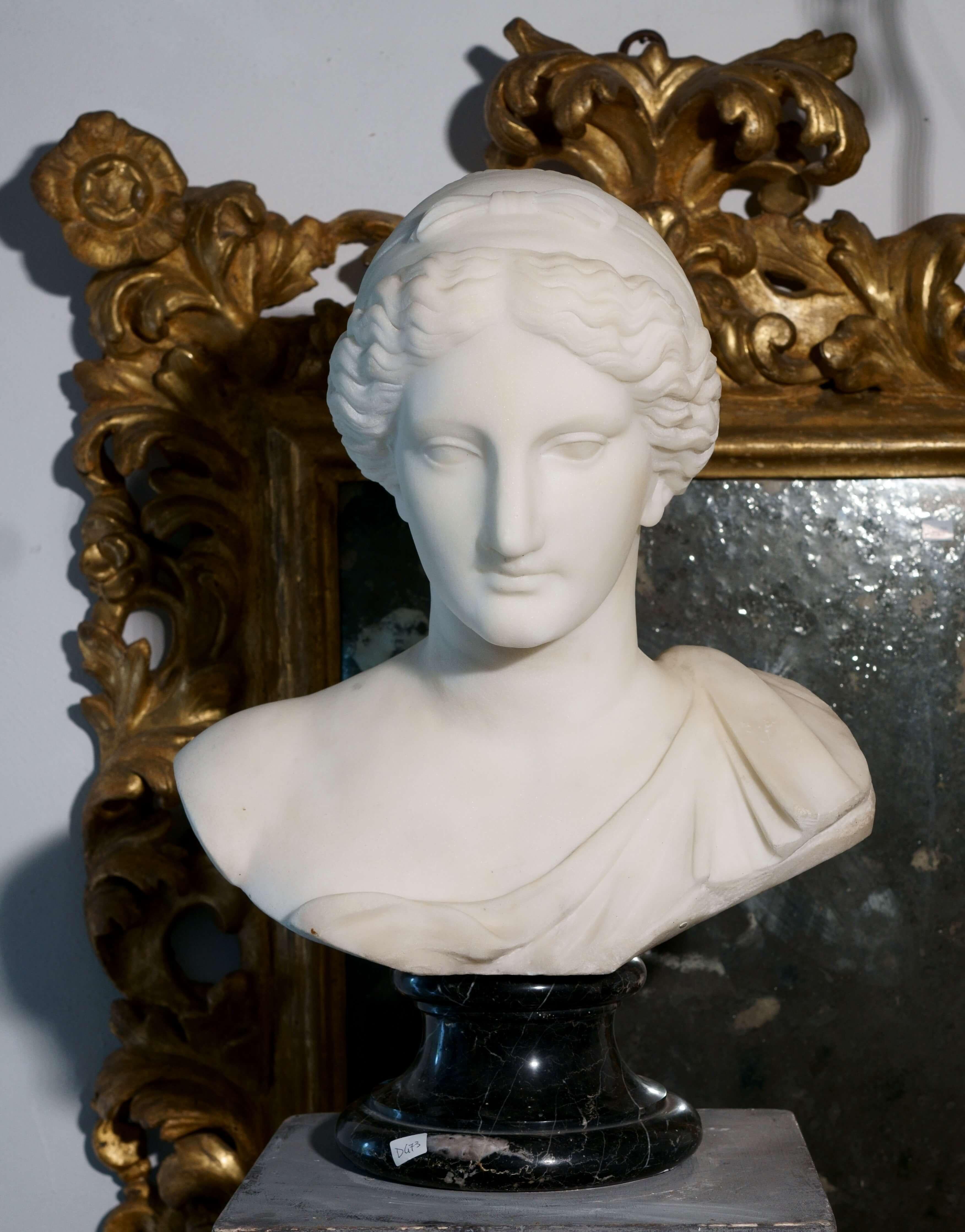 Figurative Sculpture de Unknown - Testa Neoclassica in Marmo dell' Afrodite di Cnidia circa 1830 Busto Scultura