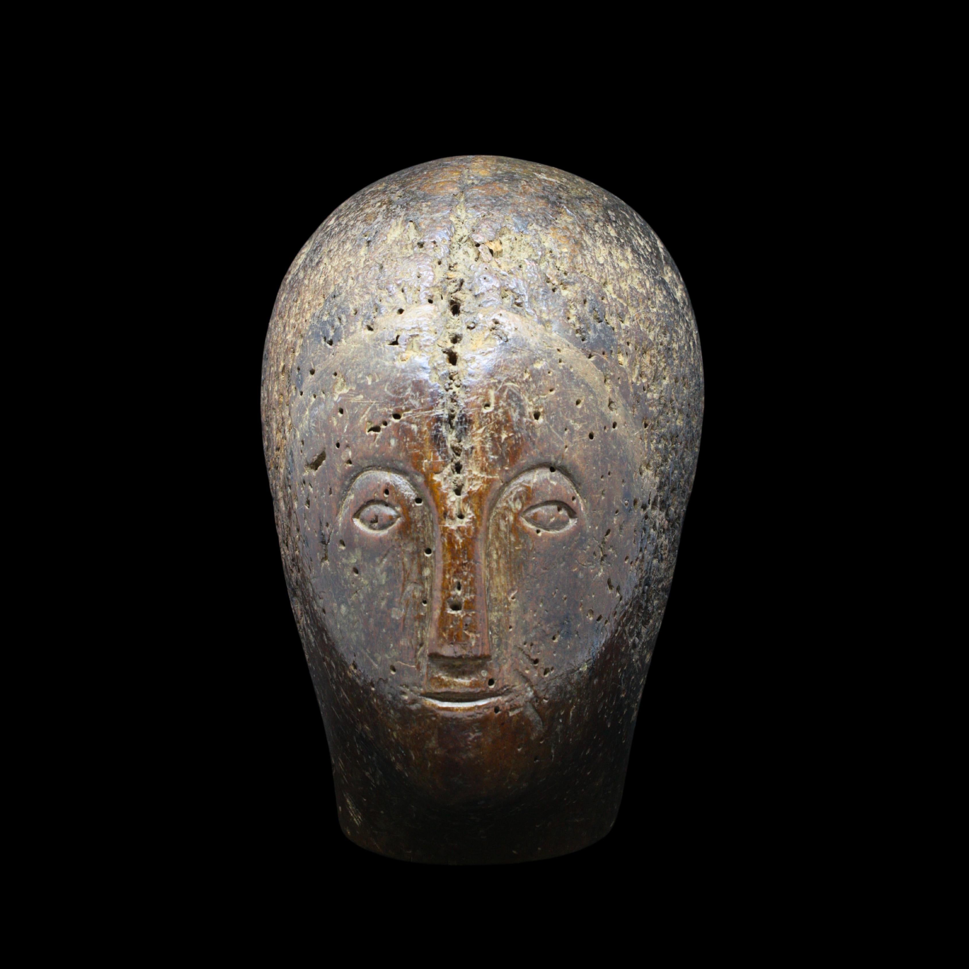 CABEZA DEL CASCO - Figurative Sculpture Brown de Unknown