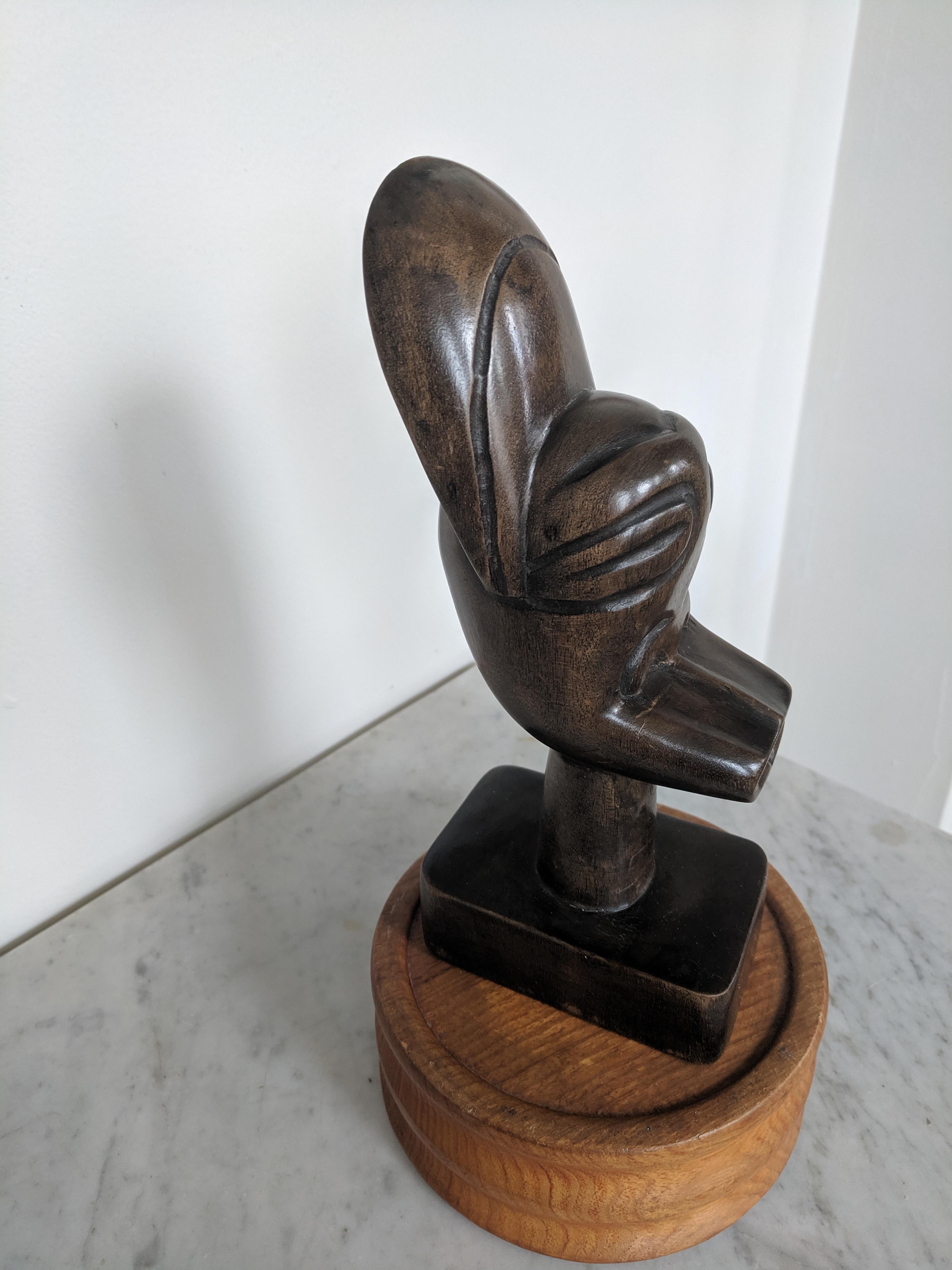 Der Kuss (Braun), Figurative Sculpture, von Unknown