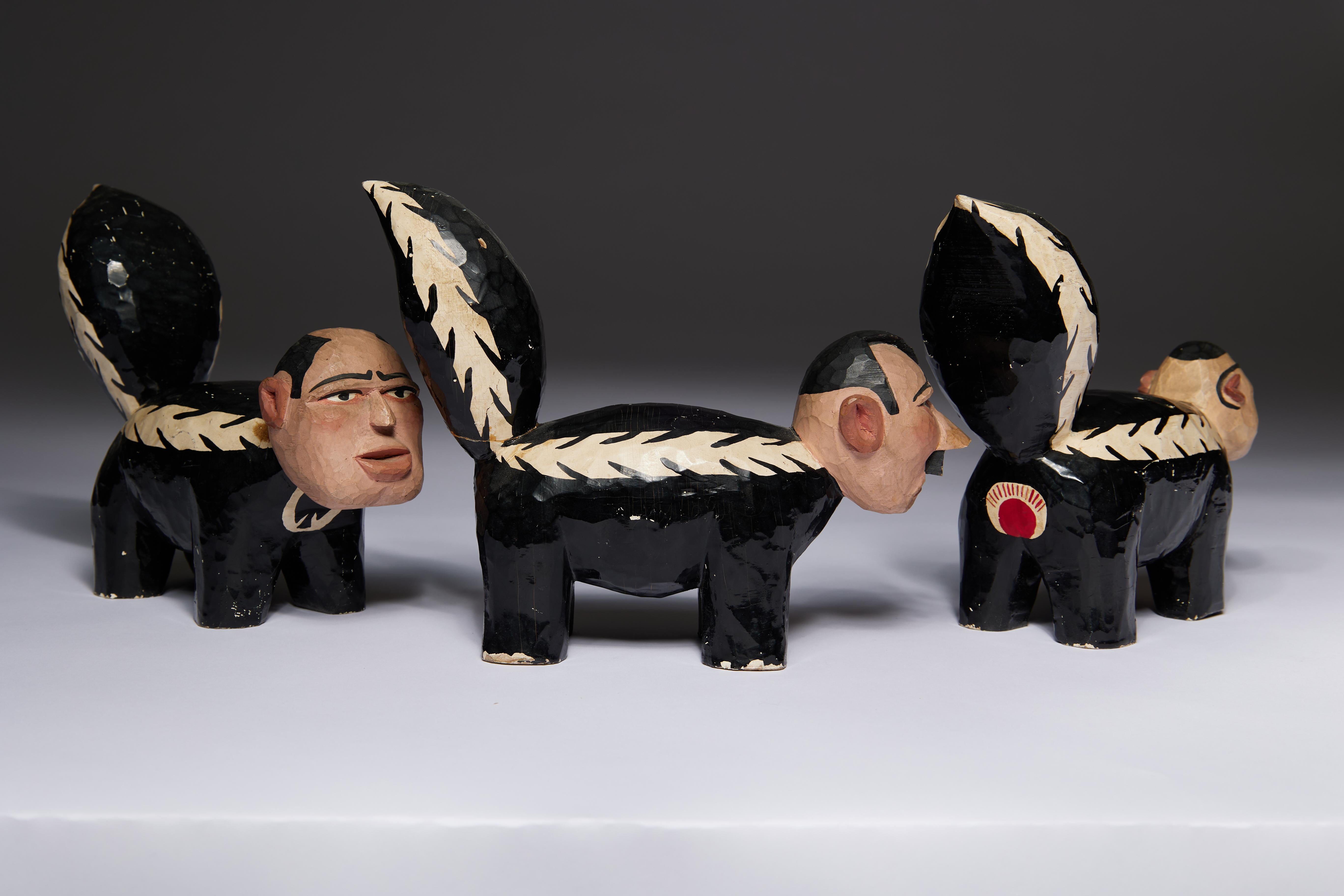Las tres mofetas de la II Guerra Mundial, figuras de madera tallada de Hitler, Mussolini y Tojo - Figurative Sculpture Marrón de Unknown