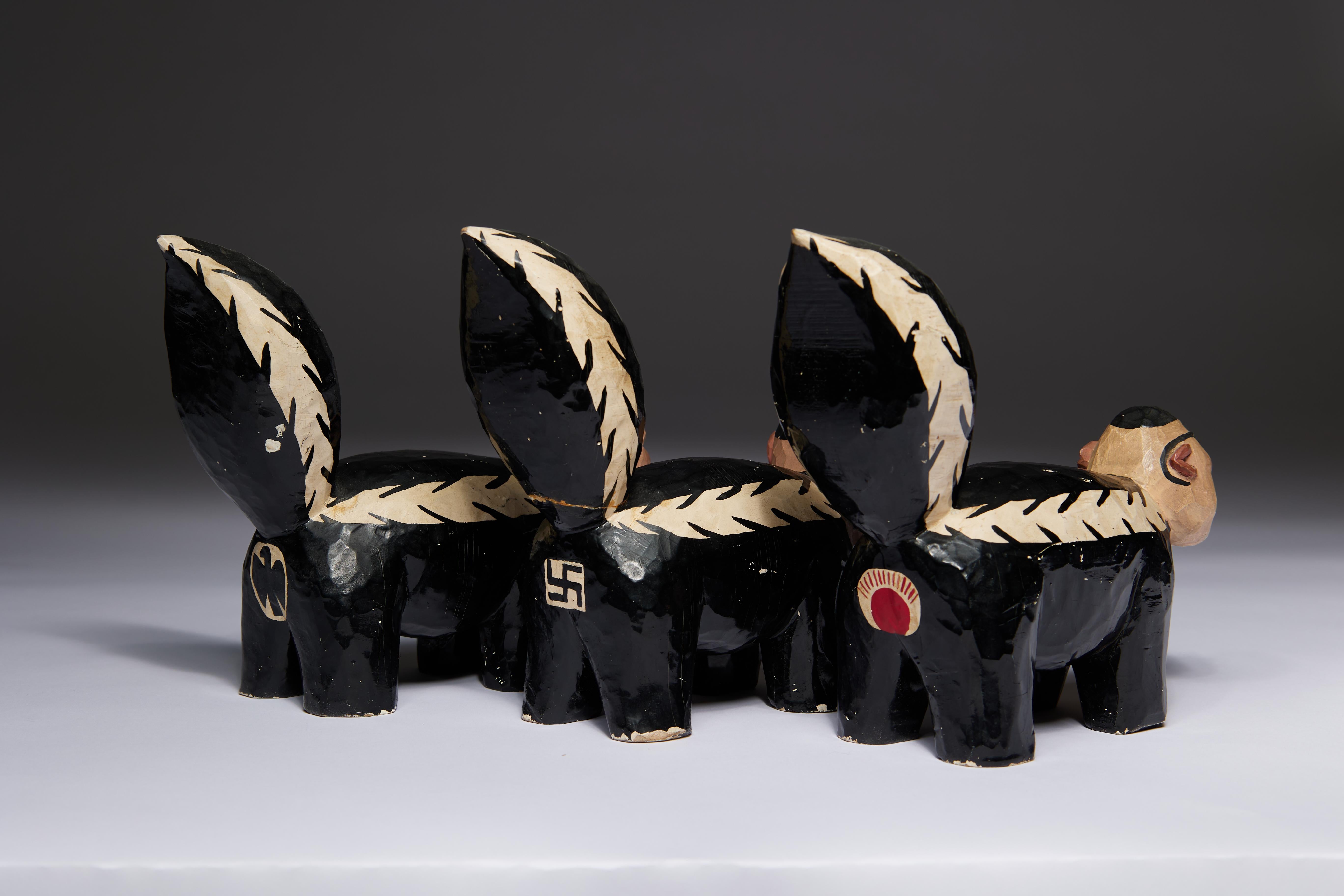 Las tres mofetas de la II Guerra Mundial, figuras de madera tallada de Hitler, Mussolini y Tojo en venta 1