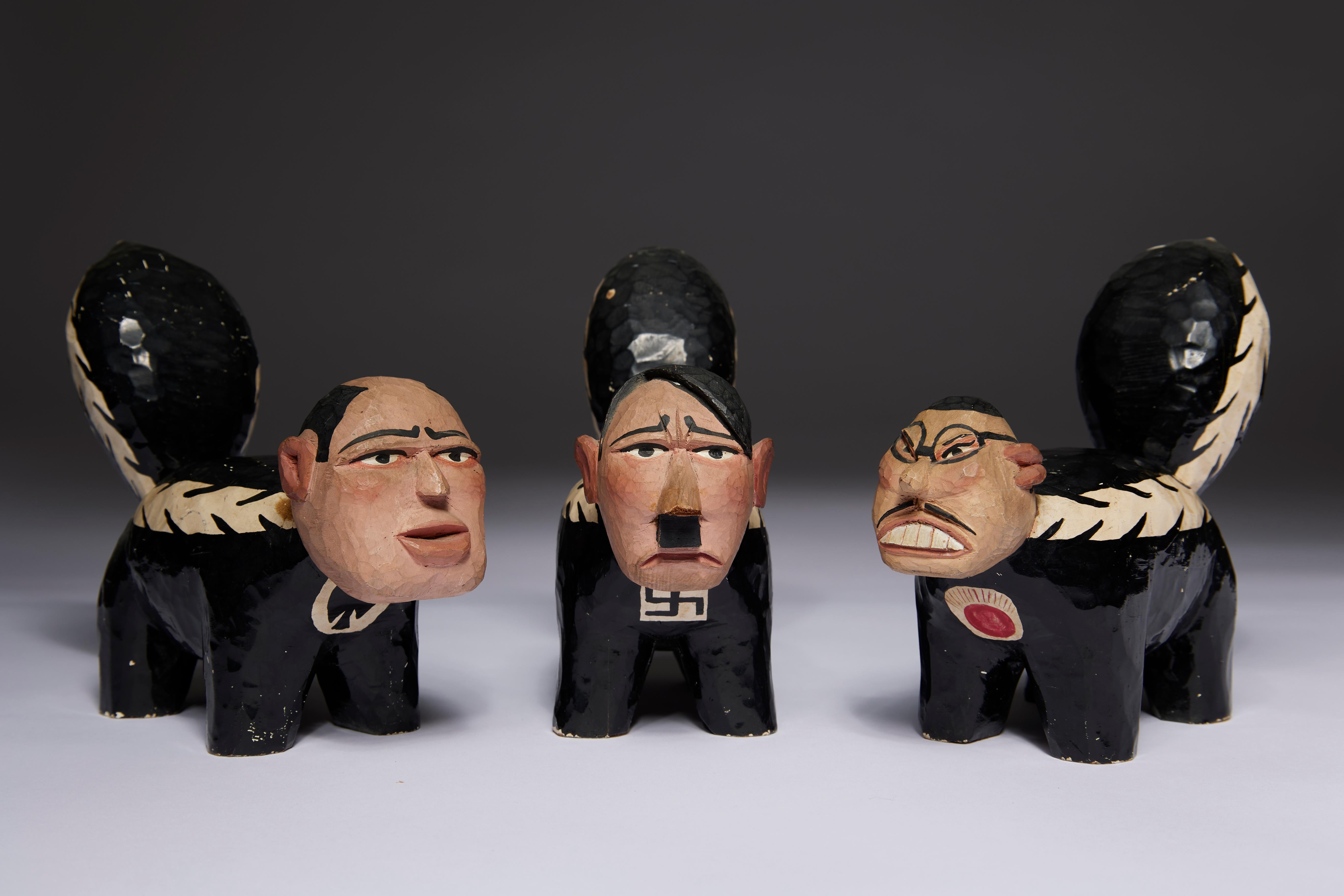 Figurative Sculpture de Unknown - Las tres mofetas de la II Guerra Mundial, figuras de madera tallada de Hitler, Mussolini y Tojo