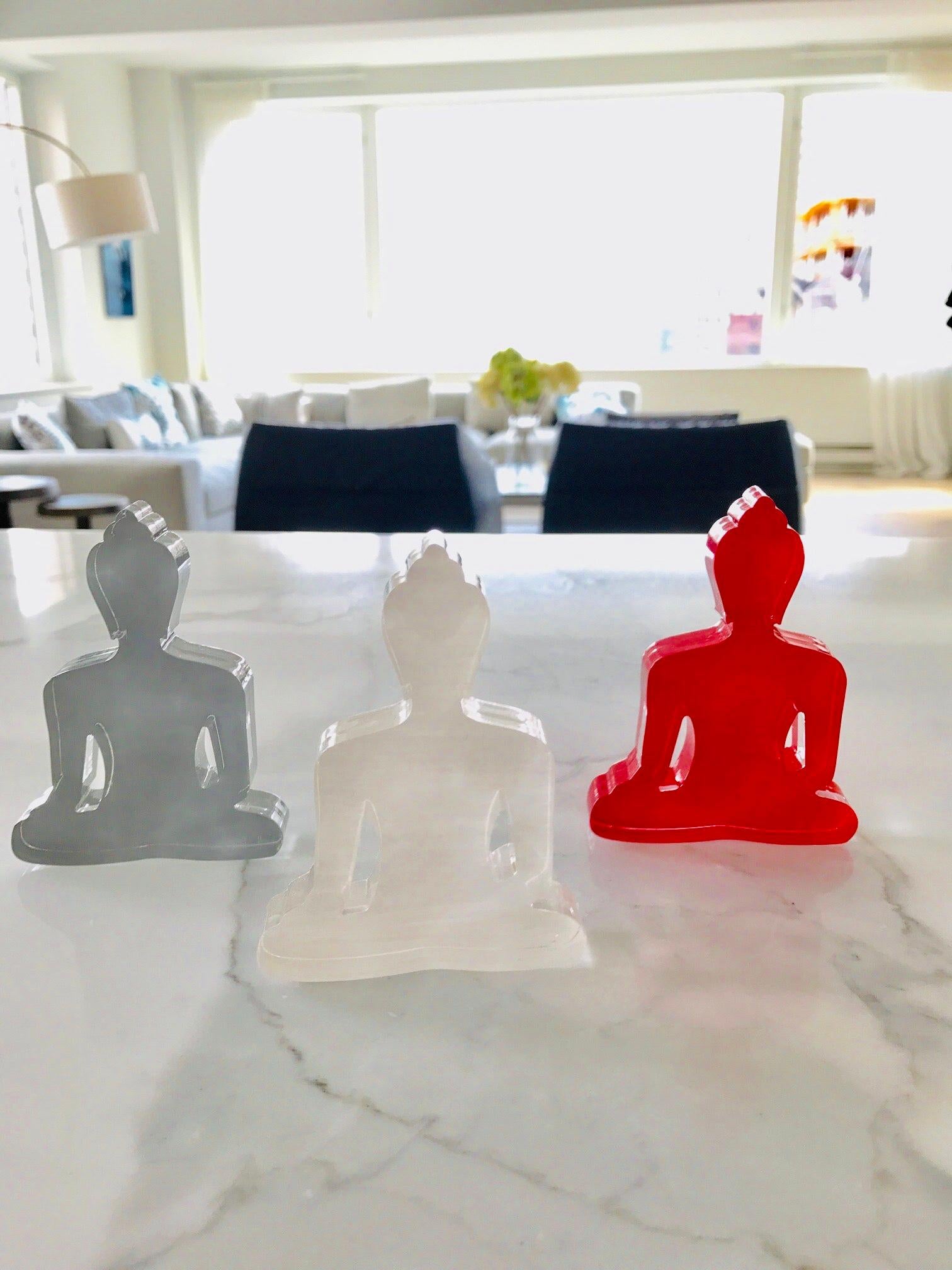 Trois Bouddhas - Sculptures de Bouddhas Blancs, Rouges et Gris