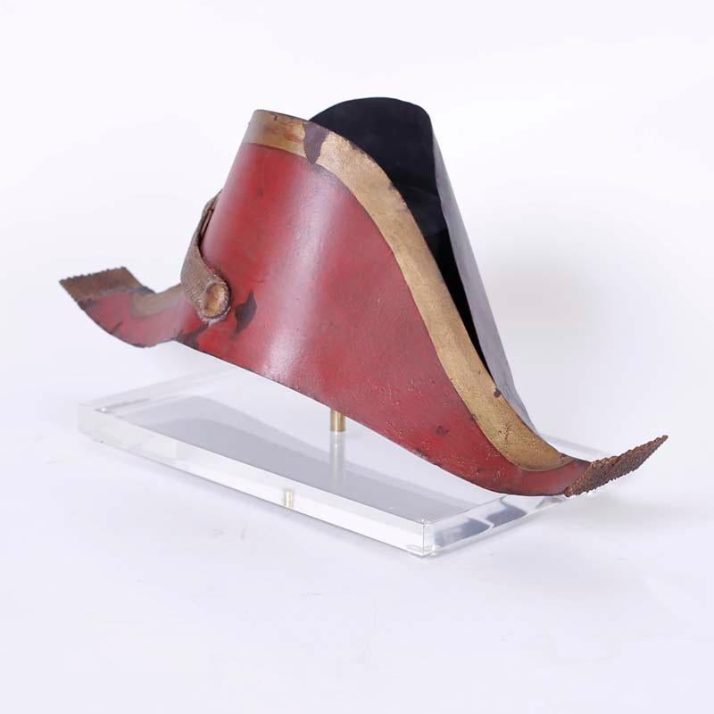 Segno commerciale del cappello militare di Tole su lucite - Sculpture di Unknown