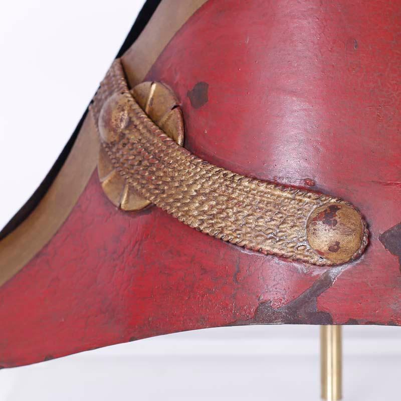 Segno commerciale del cappello militare di Tole su lucite - Sculpture Arte popolare di Unknown