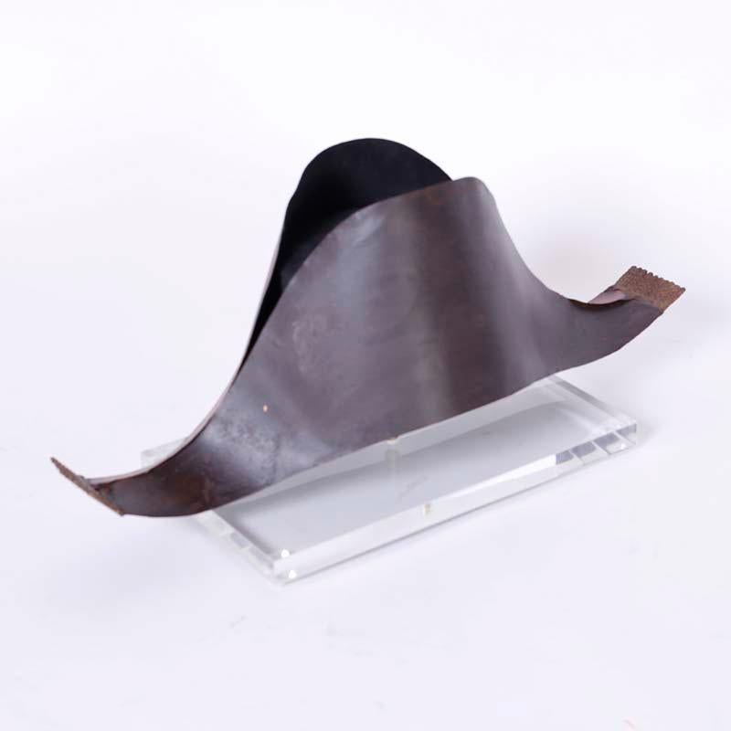 Insegna commerciale raffigurante un cappello da ufficiale britannico del 18° secolo con finitura anticata e presentata su un supporto in lucite personalizzato.