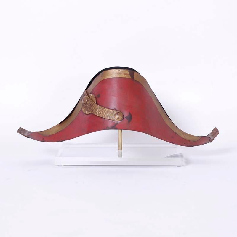 Still-Life Sculpture di Unknown - Segno commerciale del cappello militare di Tole su lucite