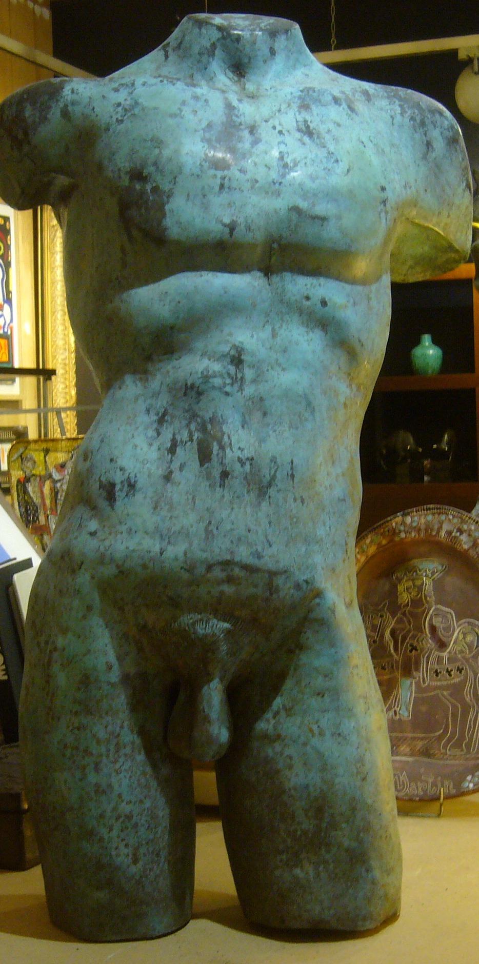 TORSO AUS JUNGER BRONZE  MAN – Sculpture von Unknown