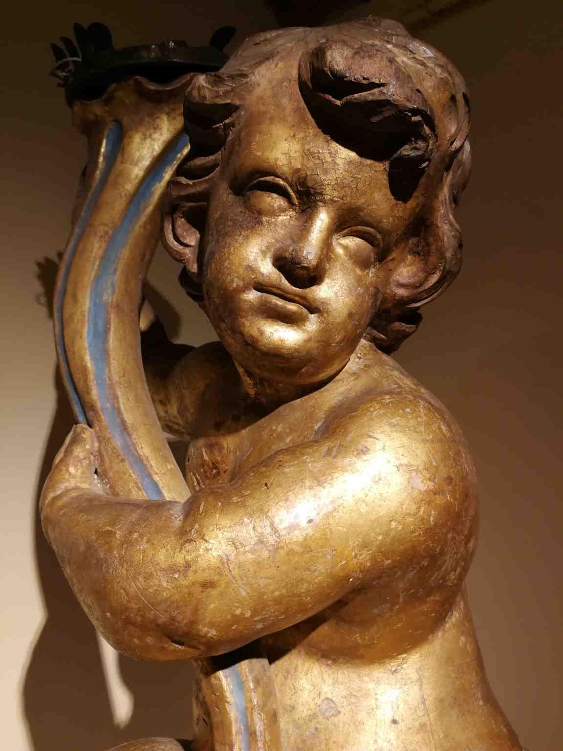 Tuscanischer Barock-Kerzenhalter Nude Putto aus vergoldetem Holz, 17-18 Jahrhundert (Braun), Figurative Sculpture, von Unknown