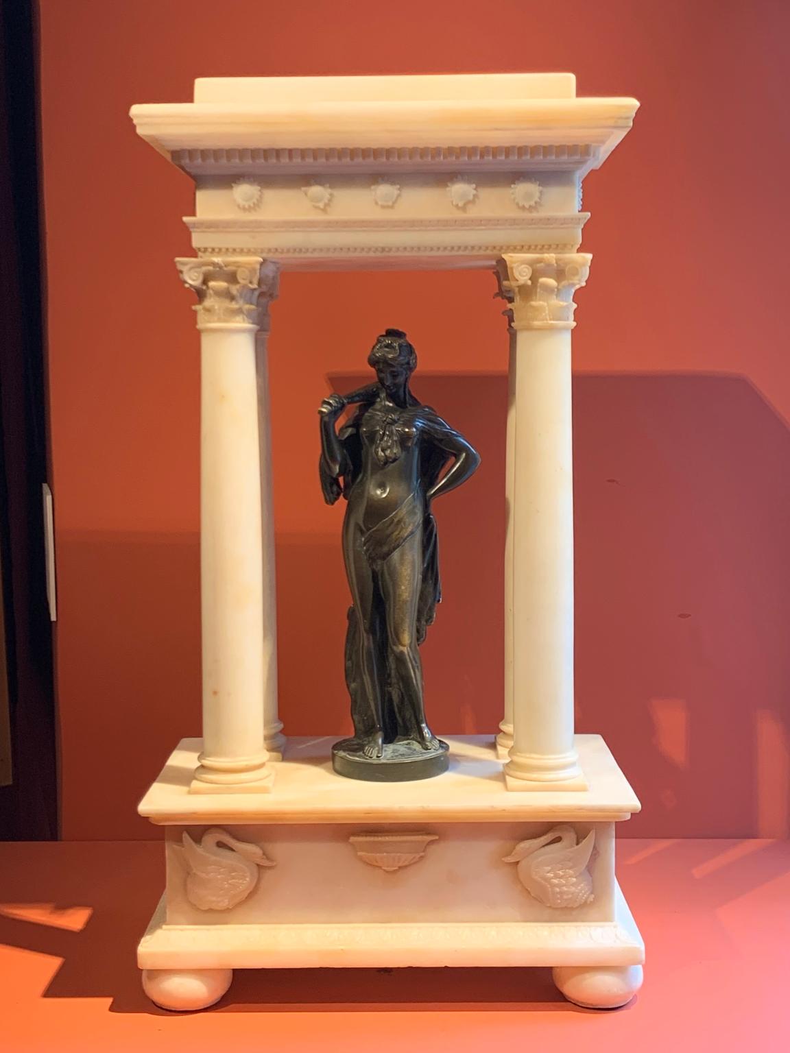 Objet d'art figuratif toscan néoclassique mythologique en bronze albâtre