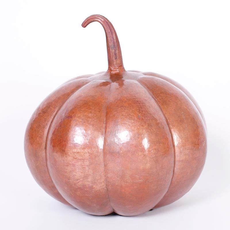 Due pezzi di frutta in rame martellato a mano - Sculpture di Unknown