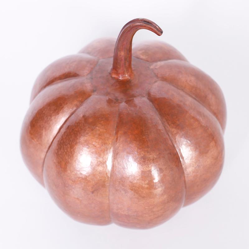 Due pezzi di frutta in rame martellato a mano - Sculpture Scuola francese di Unknown
