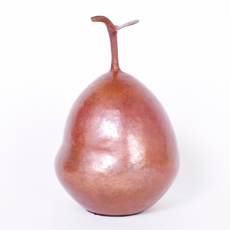 Due pezzi di frutta in rame martellato a mano - Figurative Sculpture Grigio di Unknown