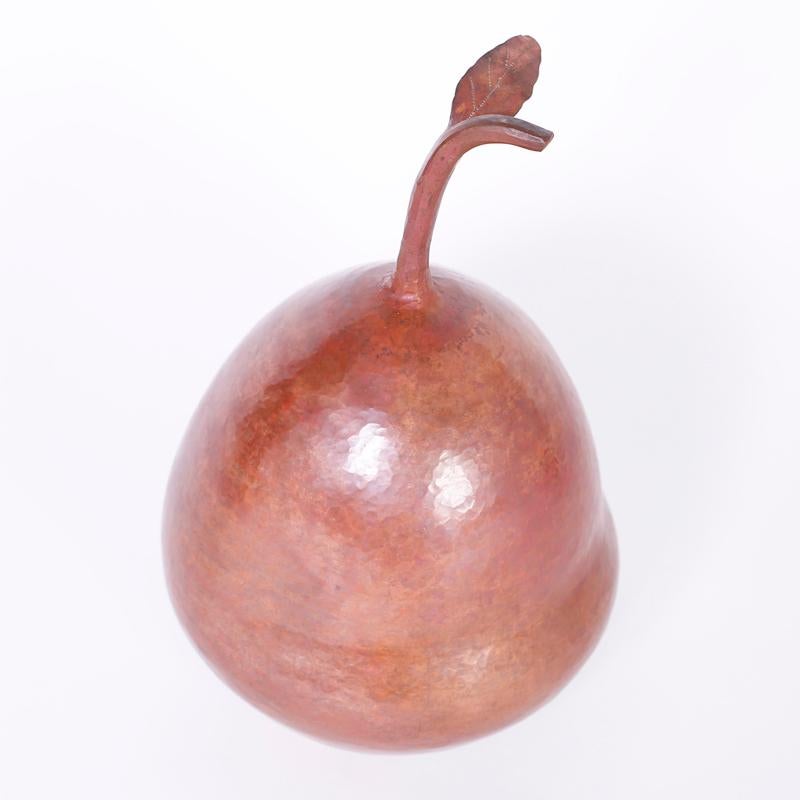 Set di due pezzi di frutta, una zucca, una pera (SOLD) e una mela, realizzati in rame martellato a mano con un'affascinante patina naturale. Prezzo individuale.

Da sinistra a destra:

Misure: 

Zucca H 11, DM 11

Pero H 14, DM 8 (VENDUTO)

Apple H