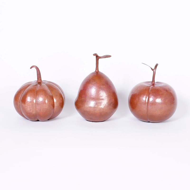 Figurative Sculpture di Unknown - Due pezzi di frutta in rame martellato a mano