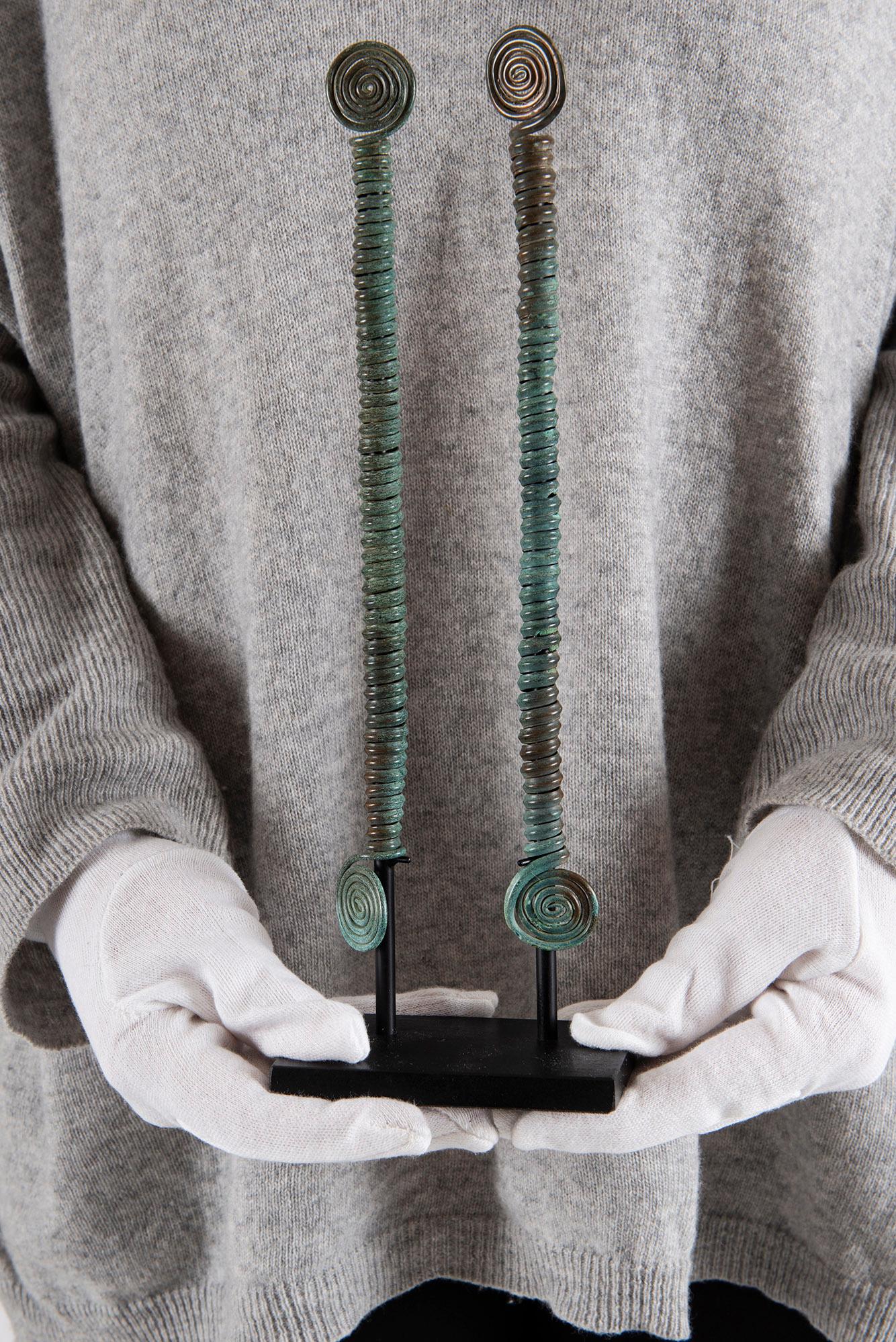 Due fibule con spine a spirale, Hallstatt, 1a Età del Ferro, Bronzo, Scultura, Antichità

Due perni a spirale fibula
9-6 secoli prima di j.c
Bronzo con patina verde e marrone

Provenienza : 
Collezione di Magister K., Austria