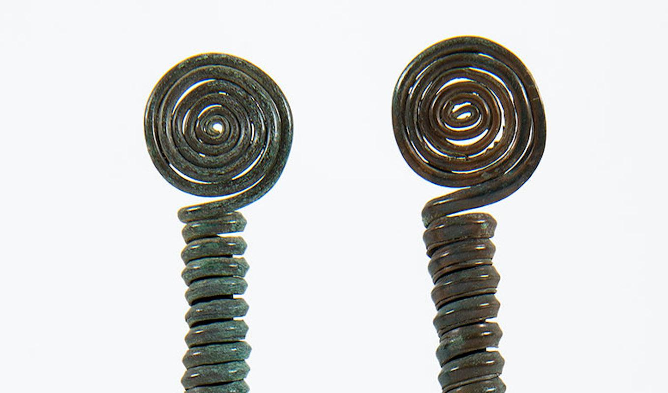 Zwei Spiralnadelfibeln, Hallstatt, 1. Eisenzeit, Bronze, Skulptur, Antiquities im Angebot 1