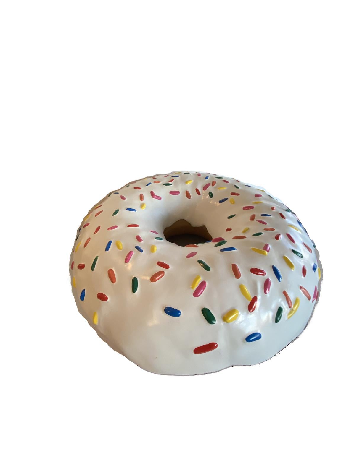 Donut - Einzigartiger 3 Fuß großer mattierter Nussbaumholz  Skulptur/Stickerei aus Nussbaum mit Sprinkles – Sculpture von Unknown