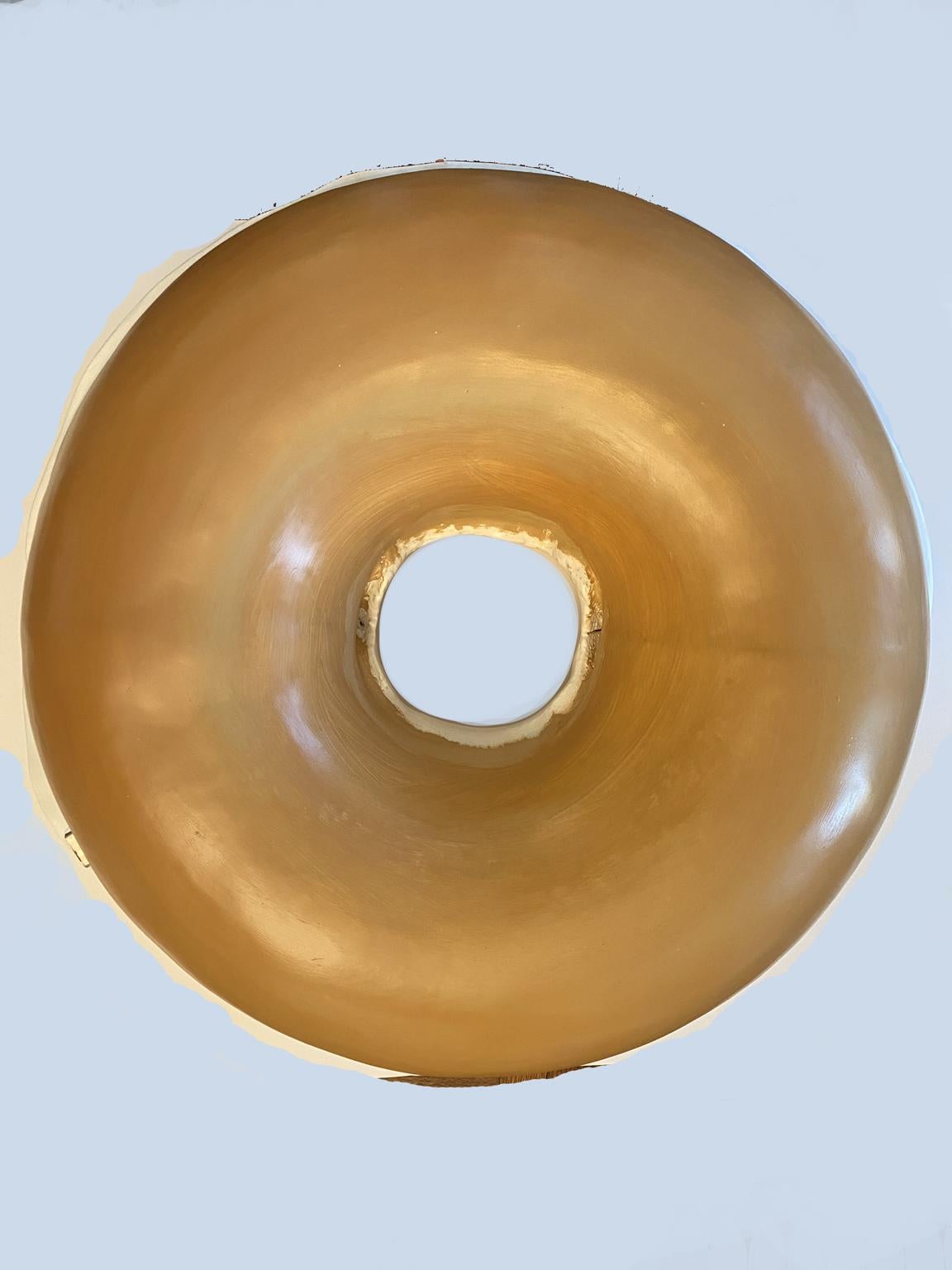 Donut avec Sprinkles - Grande sculpture de trois pieds de Donut coloré unique avec Sprinkles.  Ce donut est doté d'un point de fixation prêt à être installé au mur ou au sol.  Ce beignet a été fabriqué à l'origine comme enseigne commerciale pour un