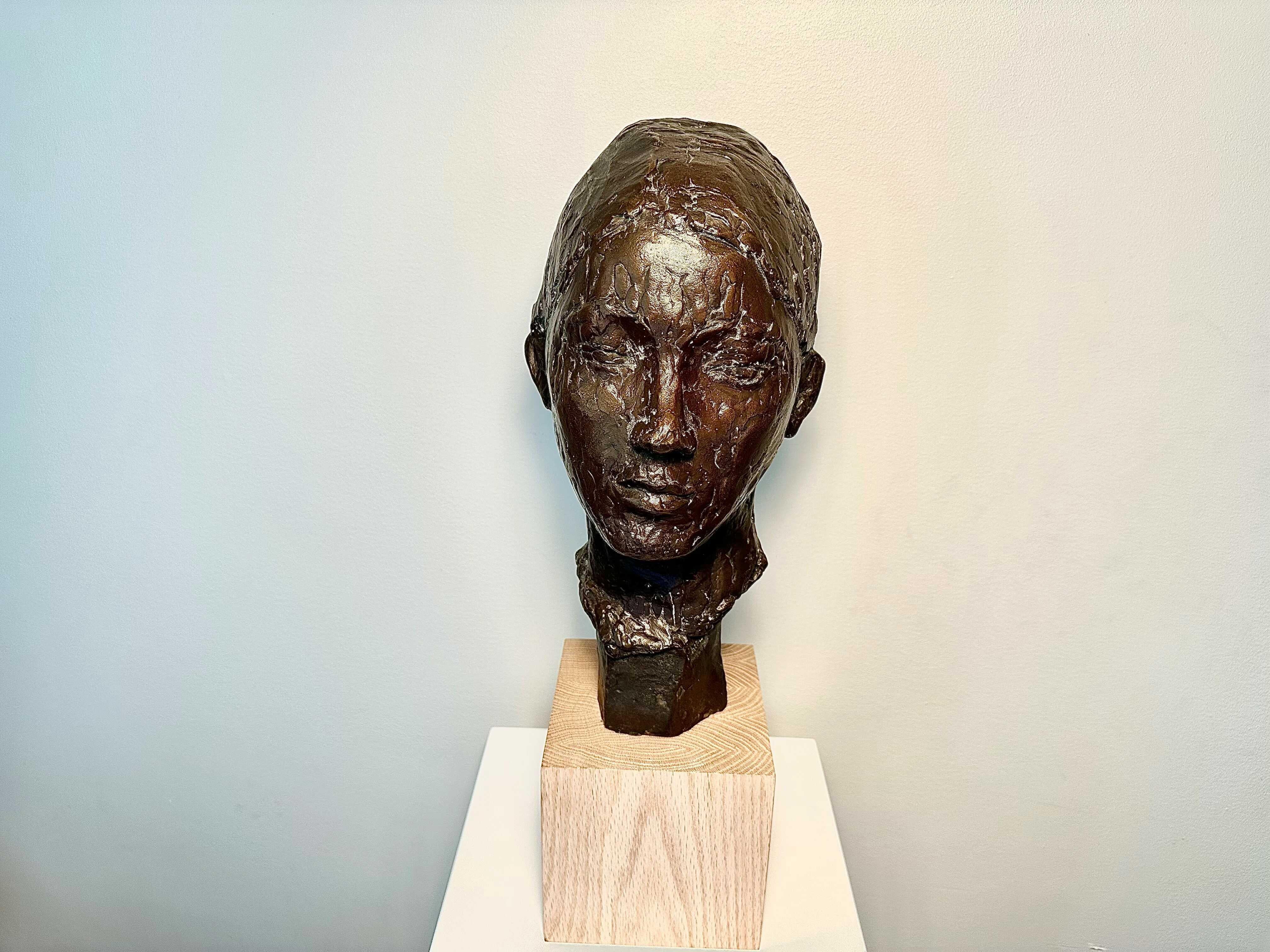 Unknown Figurative Sculpture – Unbekannte Frau