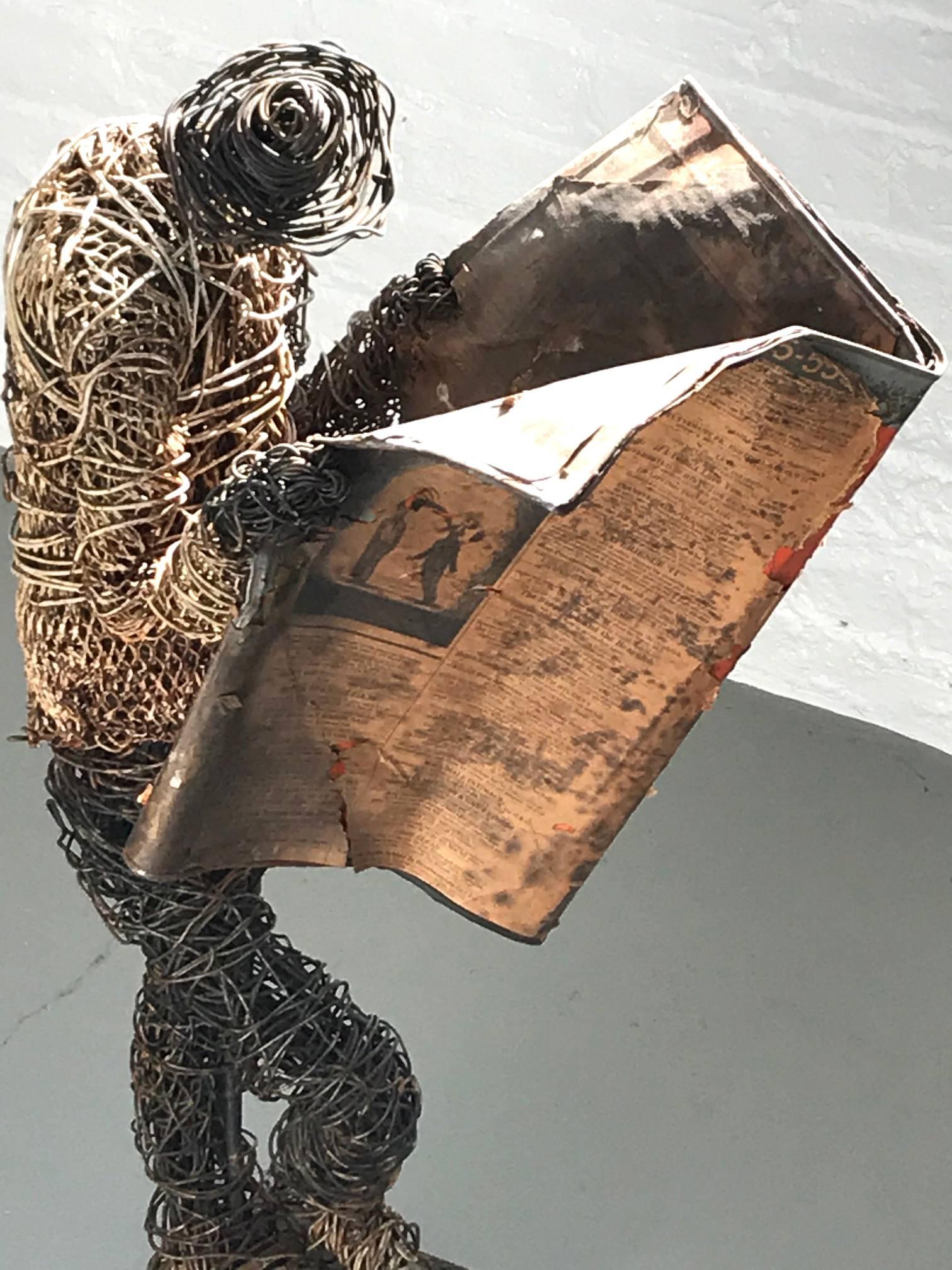 Ohne Titel ( männliche Figur, die Zeitung liest - The Village Voice) – Sculpture von Unknown