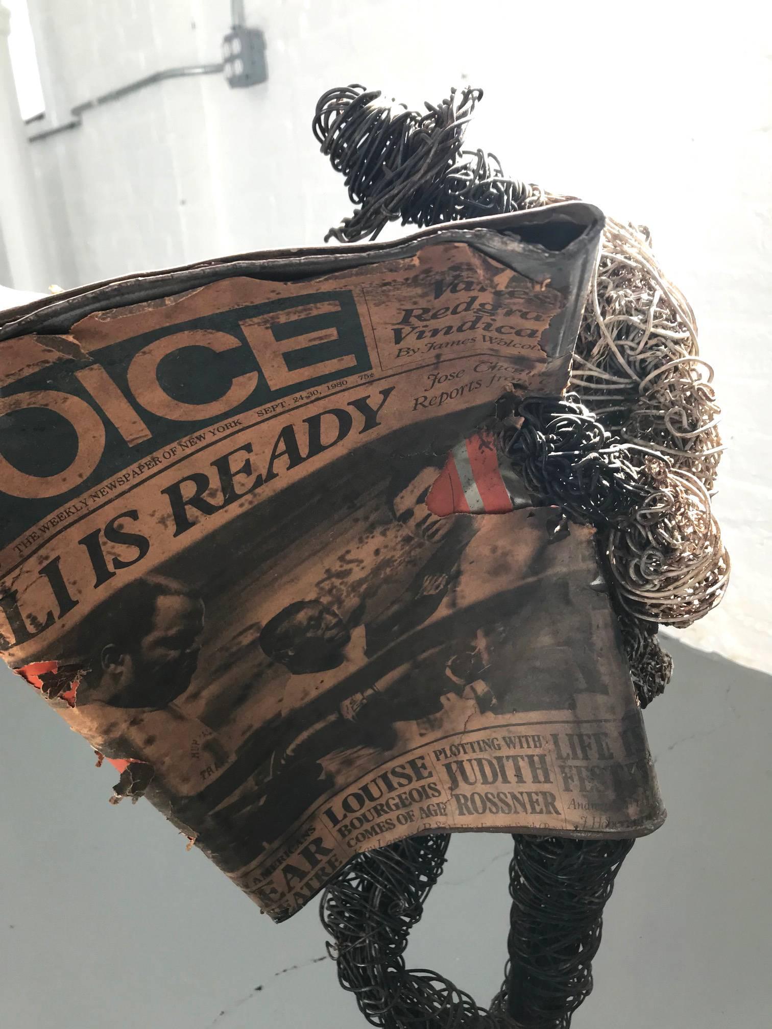 Sans titre ( Figure masculine lisant un journal de lecture - The Village Voice) - Noir Abstract Sculpture par Unknown