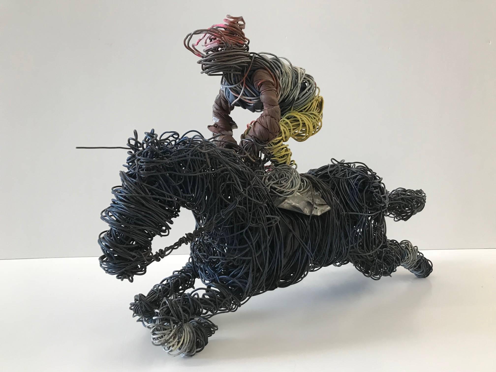 Unknown Abstract Sculpture – Ohne Titel (Verdrahtete Jockey auf Pferd Skulptur)