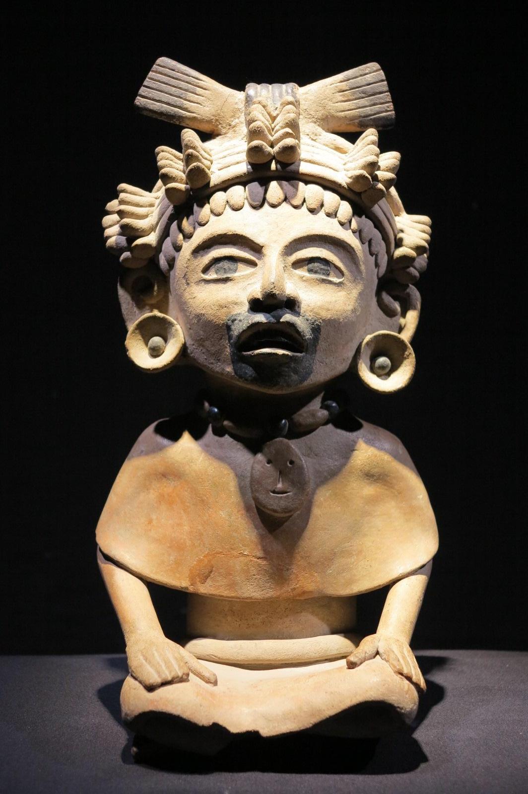 Figur eines singenden Kriegers
Keramik mit Bitumenakzenten
300-600 n. Chr. (Klassische Periode)
Mexiko, Veracruz, möglicherweise Nopiloa
Veracruz Kultur

Präkolumbisch, Mexiko, Vera Cruz Kultur, auch bekannt als Totonac (Totonaca), Remojadas, ca.