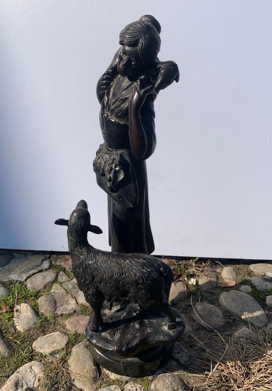 Verist Italian sculptor - 19th century bronze sculpture - Shepherdess with sheep in vendita 5