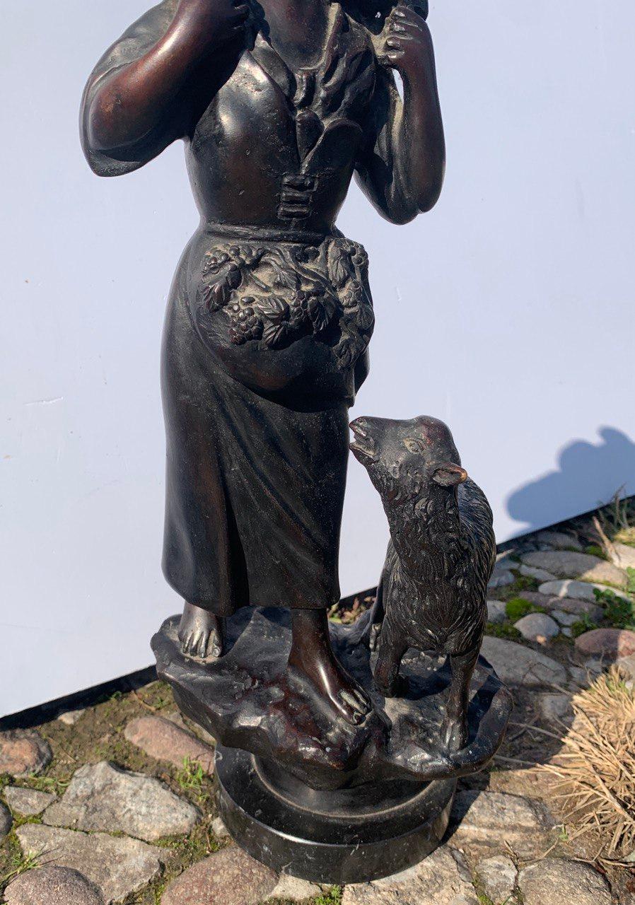 Verist Italian sculptor - 19th century bronze sculpture - Shepherdess with sheep - Figurative Sculpture Oro di Unknown