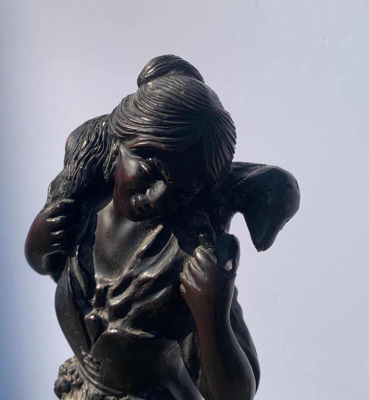 Bronze sculpture - Shepherdess with sheep. Italy, late 19th century.

18 x 18 x 46 cm.

Crafted entirely of finely chiseled bronze.


- This item is sold with a certificate of authenticity with legal validity.
- Further details on the condition