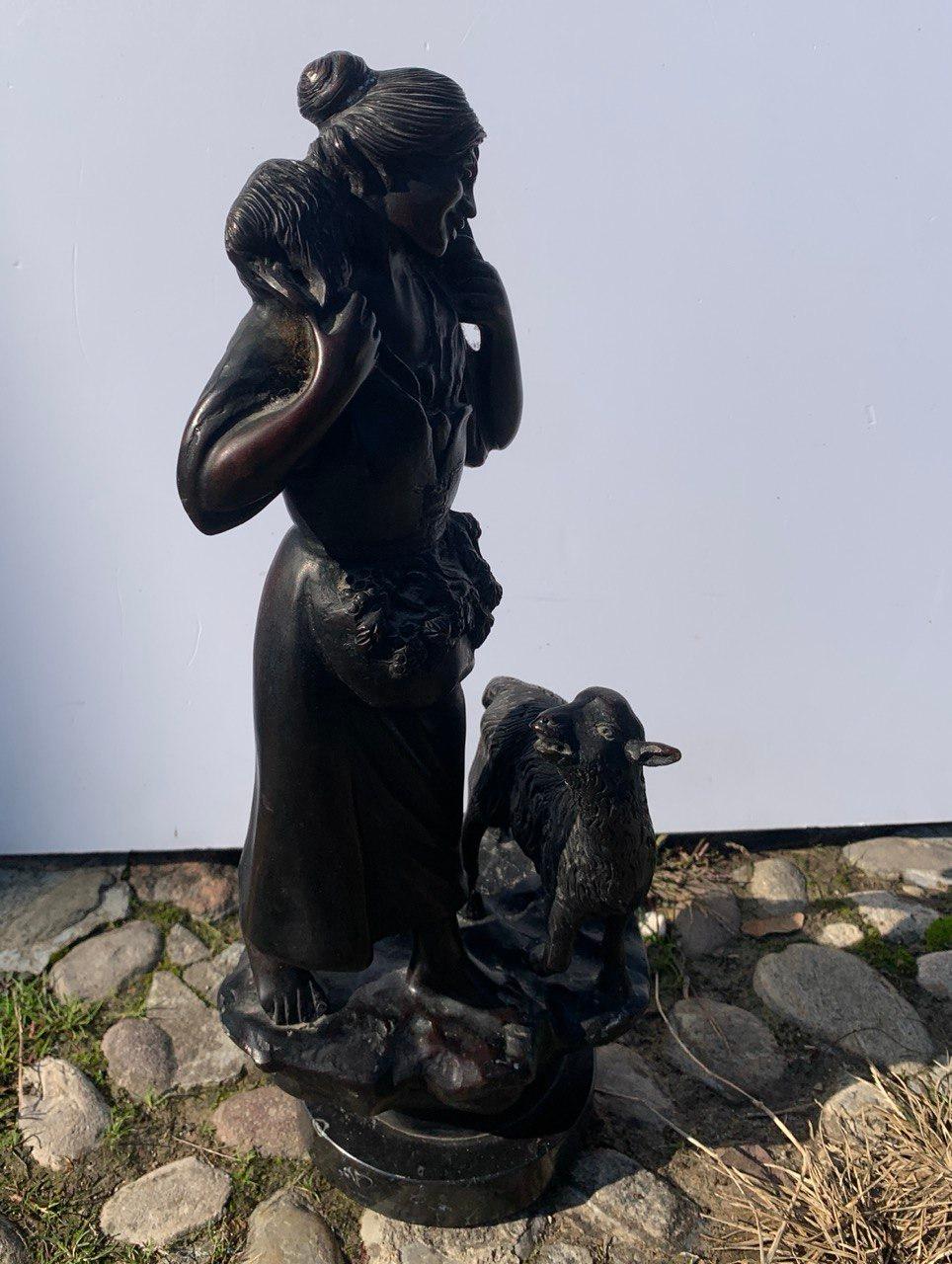 Verist Italian sculptor - 19th century bronze sculpture - Shepherdess with sheep in vendita 1