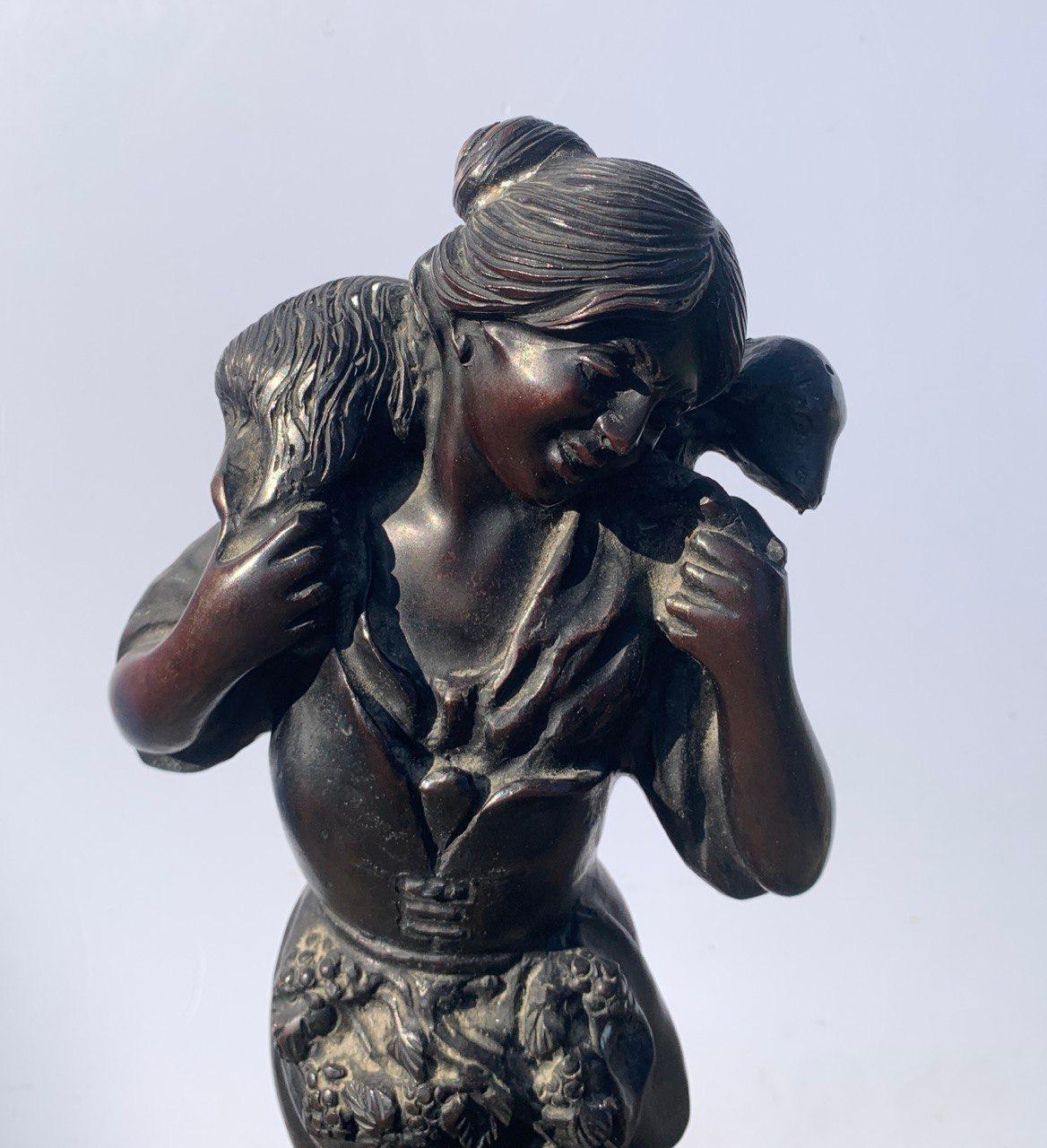 Verist Italian sculptor - 19th century bronze sculpture - Shepherdess with sheep in vendita 2