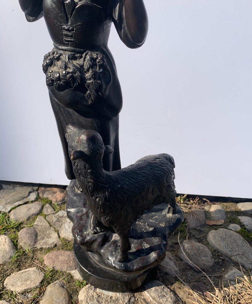 Verist Italian sculptor - 19th century bronze sculpture - Shepherdess with sheep in vendita 3