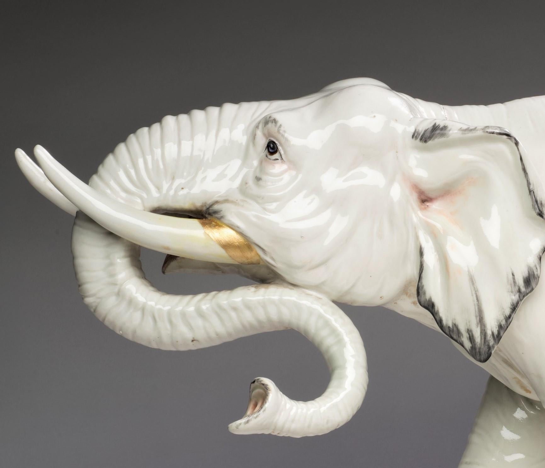 Elefante fino y muy grande de porcelana y esmalte Belle Epoque, Francia circa 1900 4