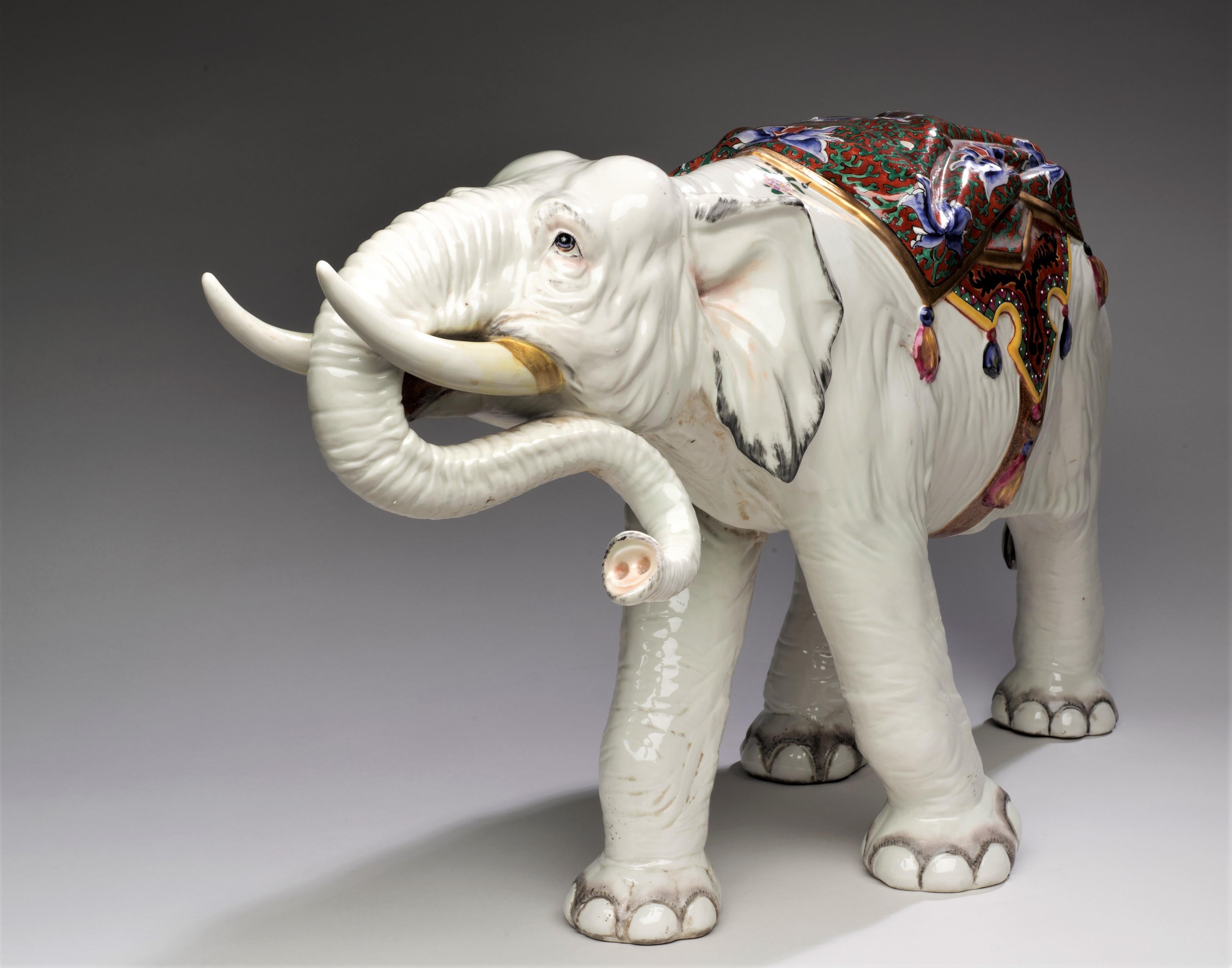 Elefante fino y muy grande de porcelana y esmalte Belle Epoque, Francia circa 1900 - Figurative Sculpture Oro de Unknown