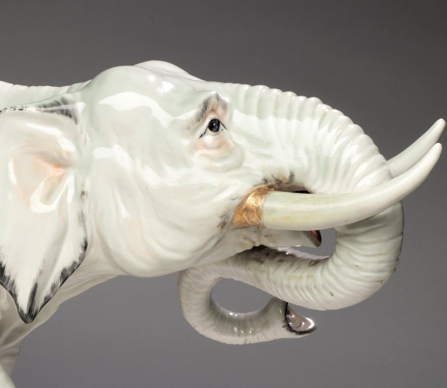 Elefante fino y muy grande de porcelana y esmalte Belle Epoque, Francia circa 1900 - Sculpture Art Nouveau de Unknown