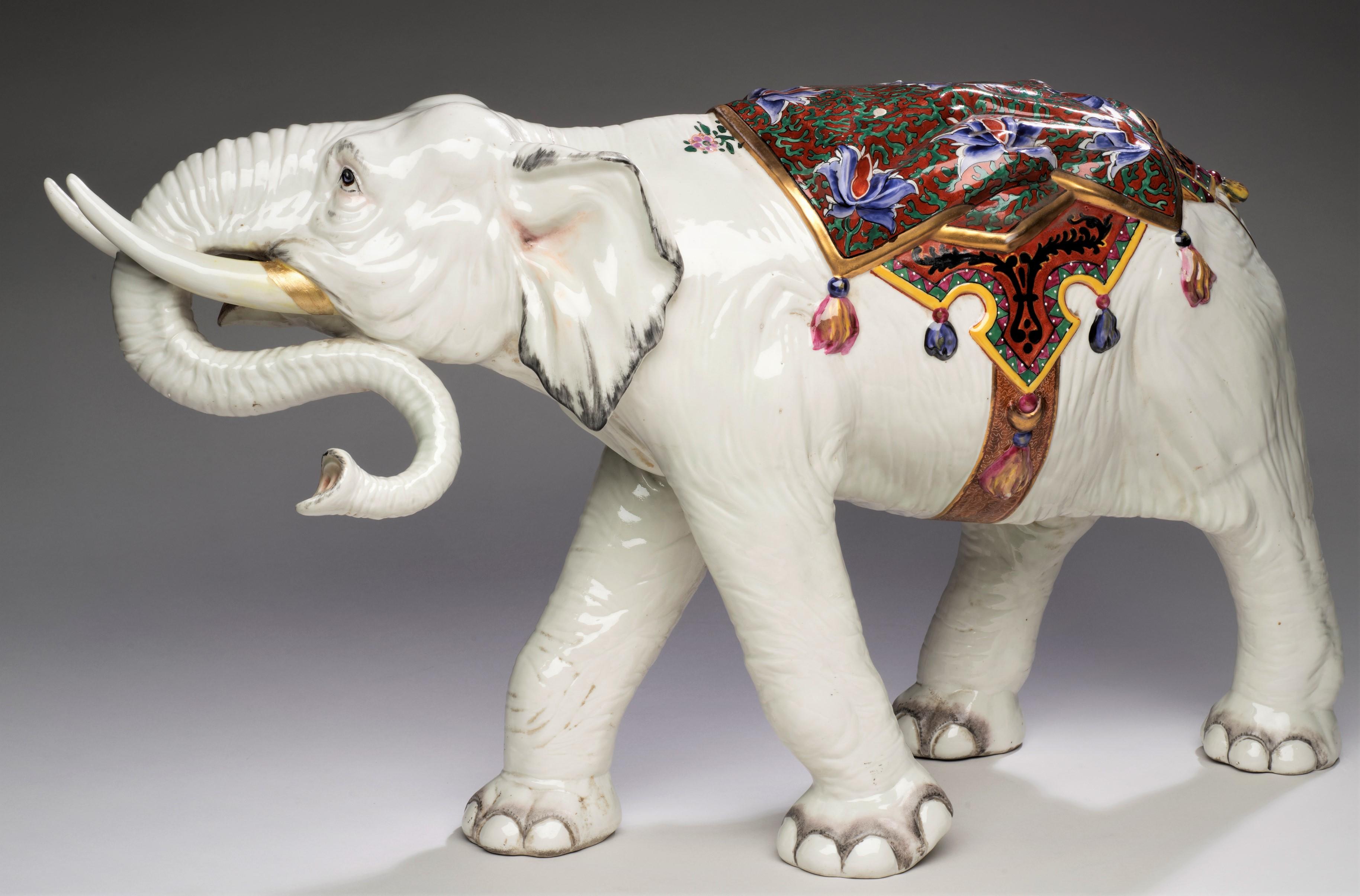 Großer und sehr großer Elefant aus Porzellan und Emaille aus der Belle Epoque, Frankreich um 1900 – Sculpture von Unknown