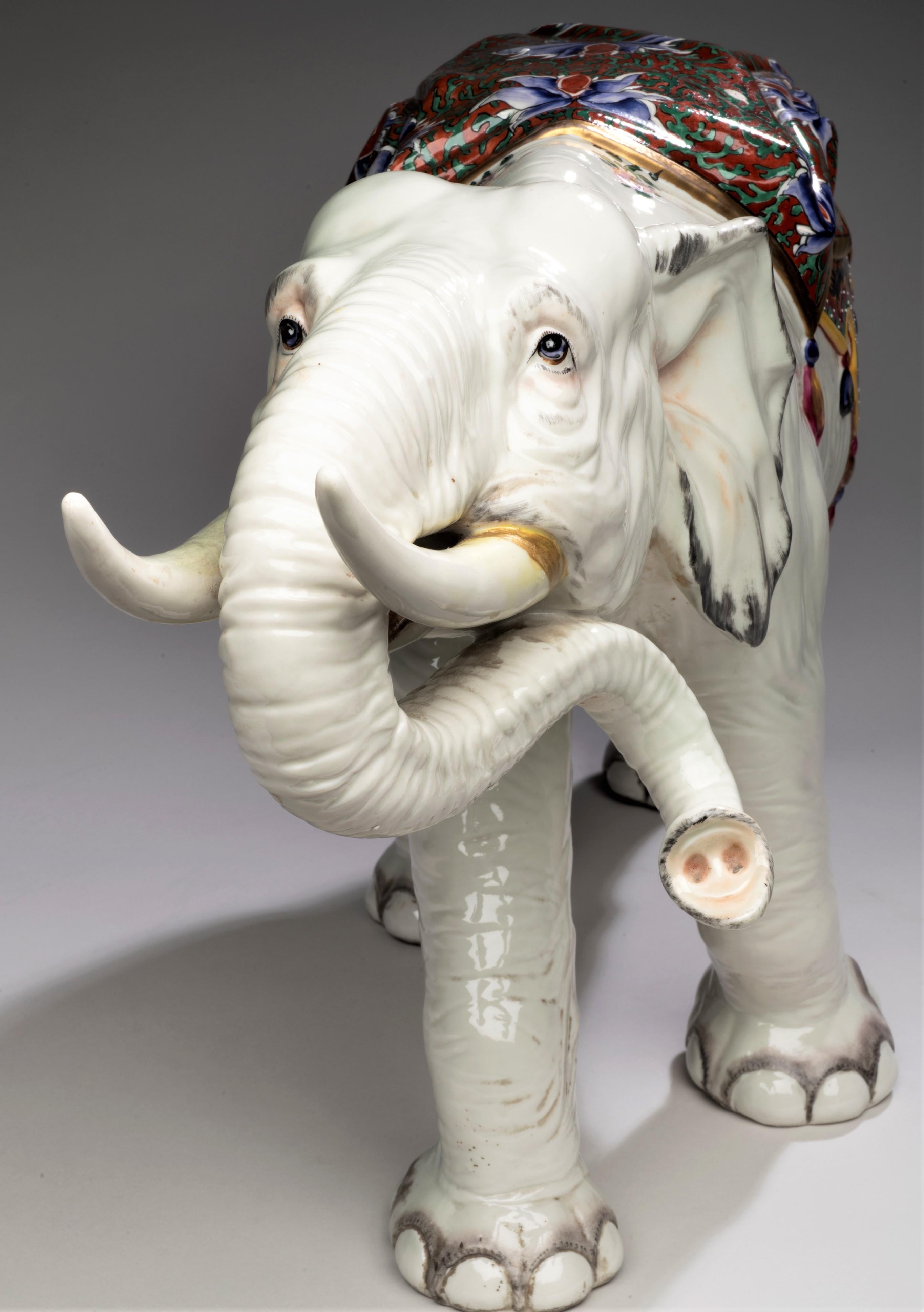 Elefante de porcelana muy grande
Francia, hacia 1900
Porcelana, esmaltes
28 x 14 1/2 x 9 pulgadas

