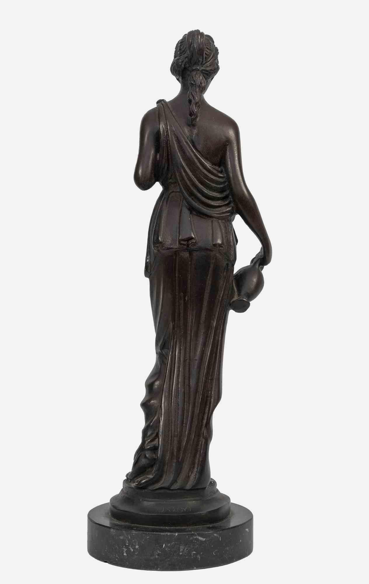 Vestal mit Krug – Skulptur, frühes 20. Jahrhundert – Sculpture von Unknown
