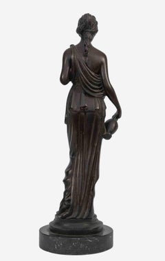Sculpture en bronze représentant une vestale avec une cruche, style moderne, début du XXe siècle