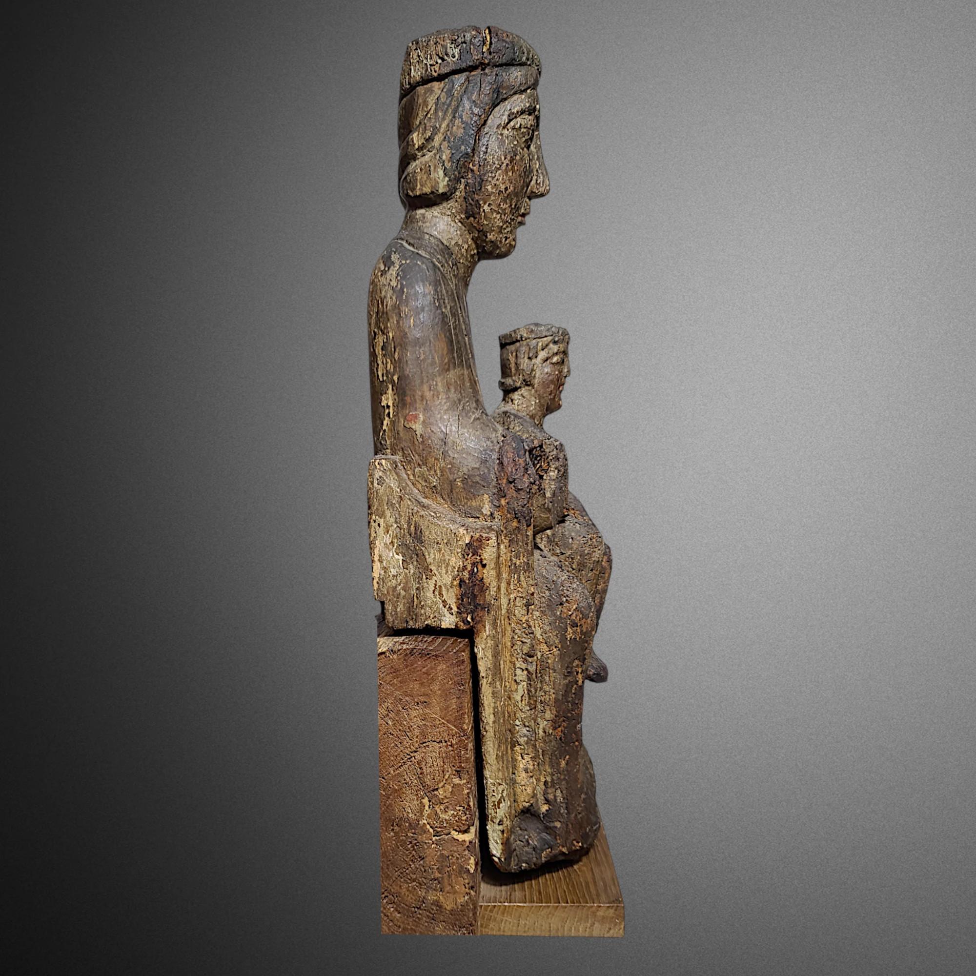 Vierge romane en majesté. Bourgogne 12ème siecle. - Sculpture di Unknown
