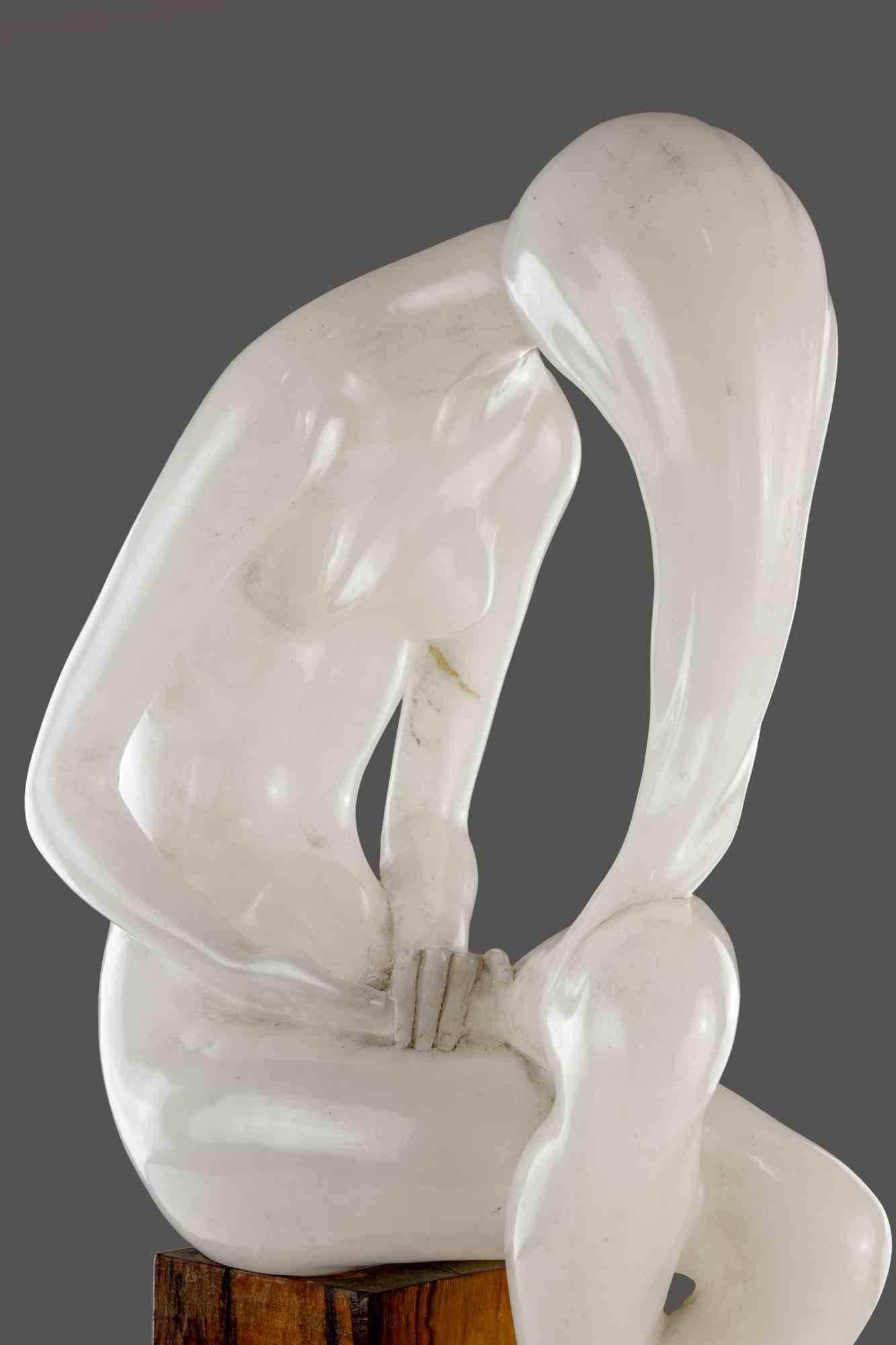La scultura in alabastro vintage è un oggetto di design originale realizzato da un artista della fine del XX secolo.

Una scultura molto elegante realizzata in alabastro e base in legno d'ulivo.