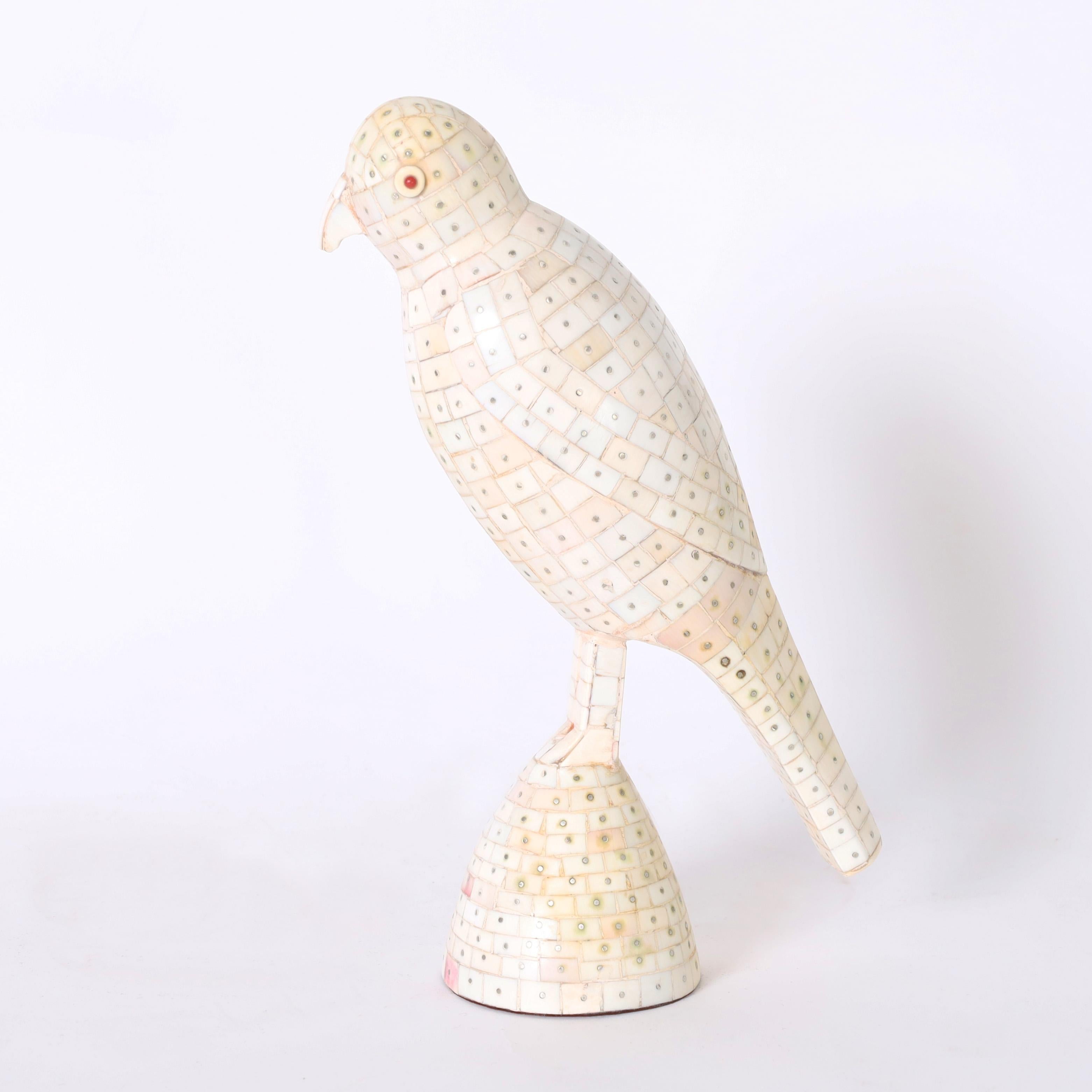 Escultura vintage de pájaro angloindio con hueso teselado - Sculpture Otro estilo de arte de Unknown