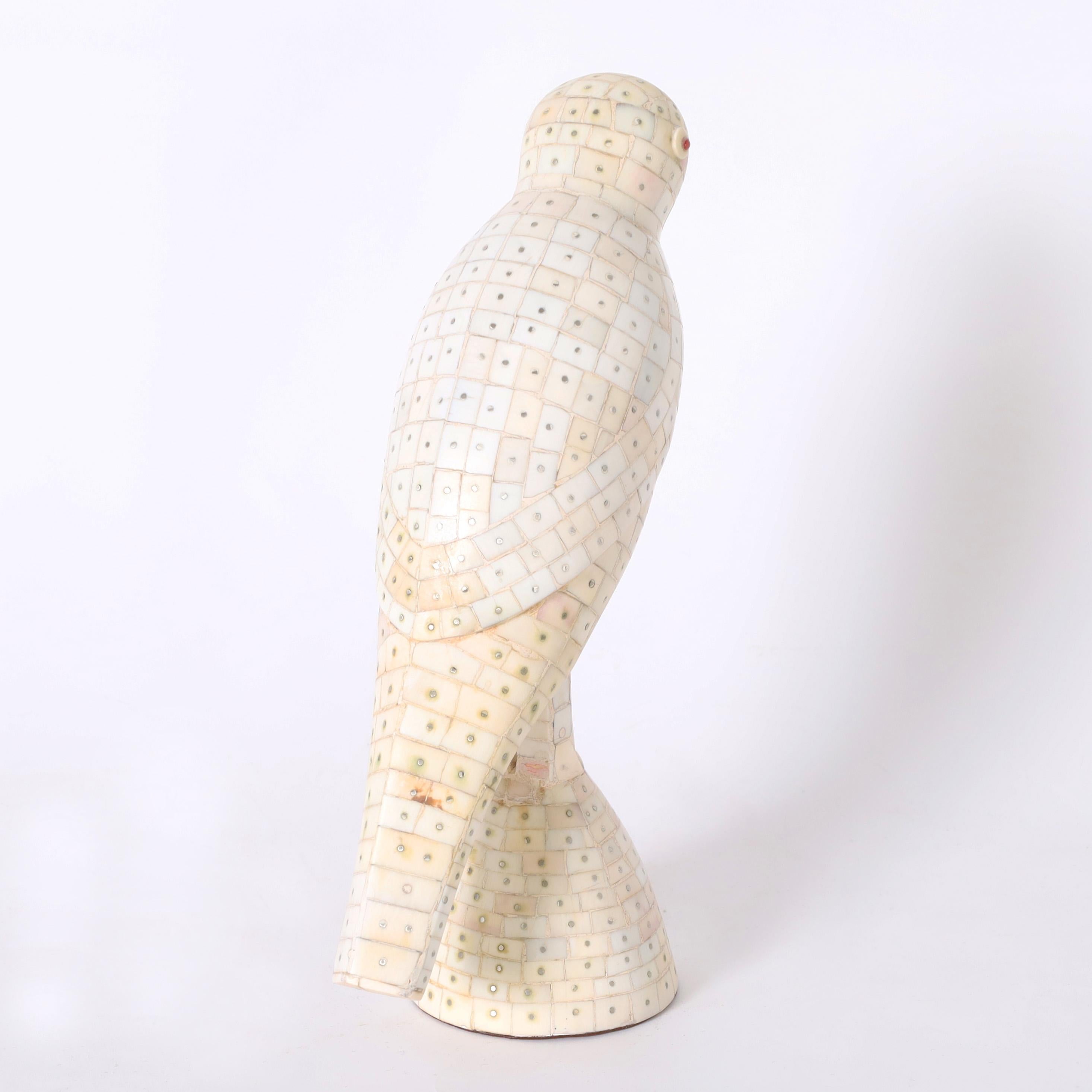 Encantadora escultura u objeto de arte de un pájaro angloindio, con una expresión inquisitiva, hecha a mano en  un mosaico de hueso sobre madera tallada, con cada pieza remachada en su sitio.