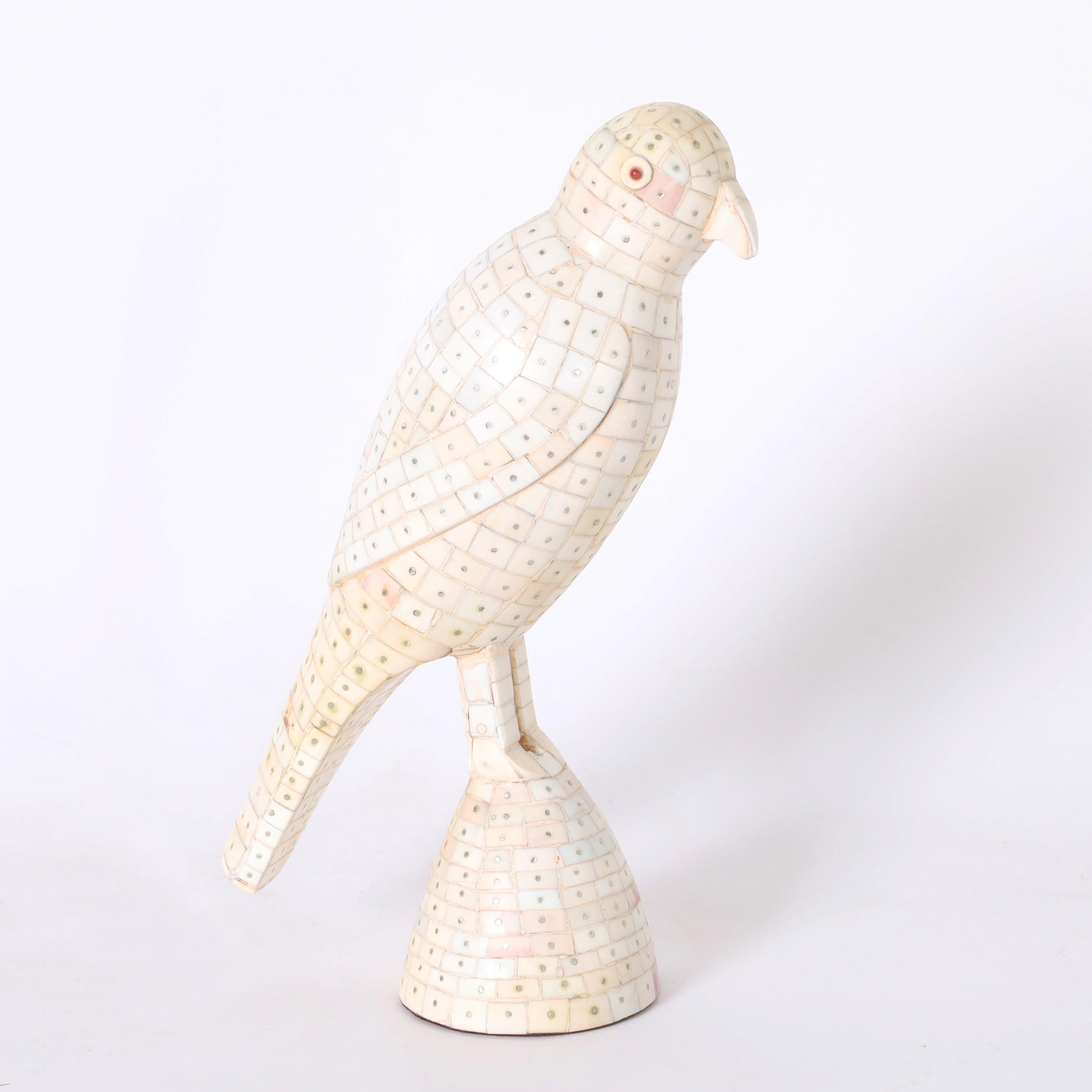 Escultura vintage de pájaro angloindio con hueso teselado 1
